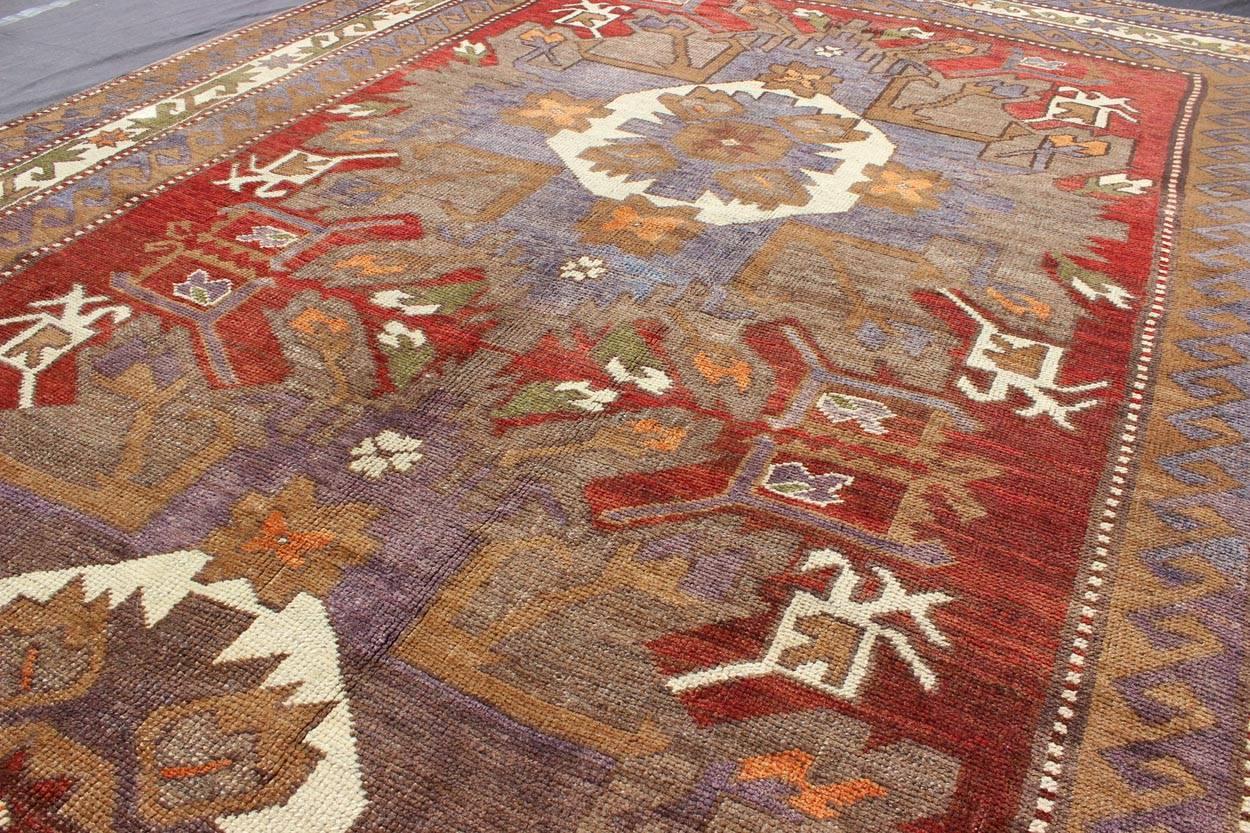 Großer türkischer Oushak-Teppich im Vintage-Stil mit Medaillons in Rot, Taupe, Oliv und Grau (20. Jahrhundert) im Angebot