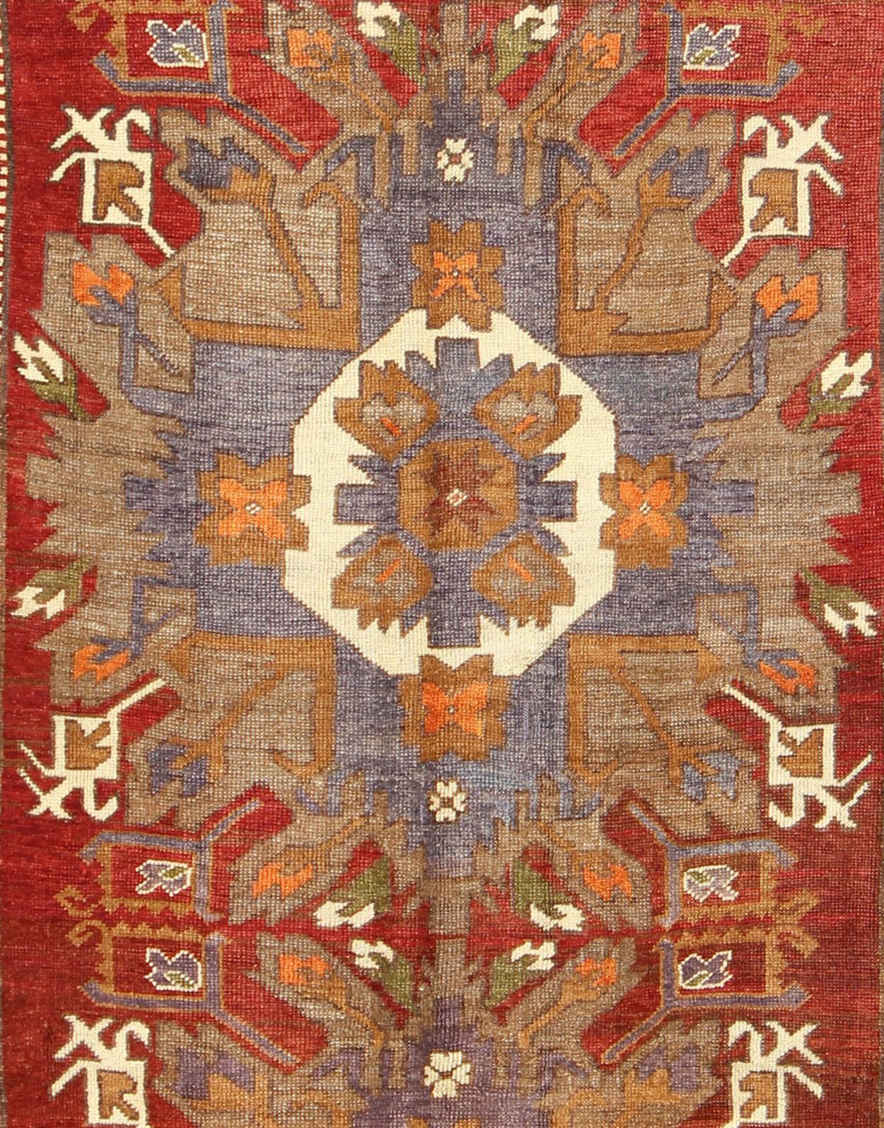 Großer türkischer Oushak-Teppich im Vintage-Stil mit Medaillons in Rot, Taupe, Oliv und Grau (Türkisch) im Angebot