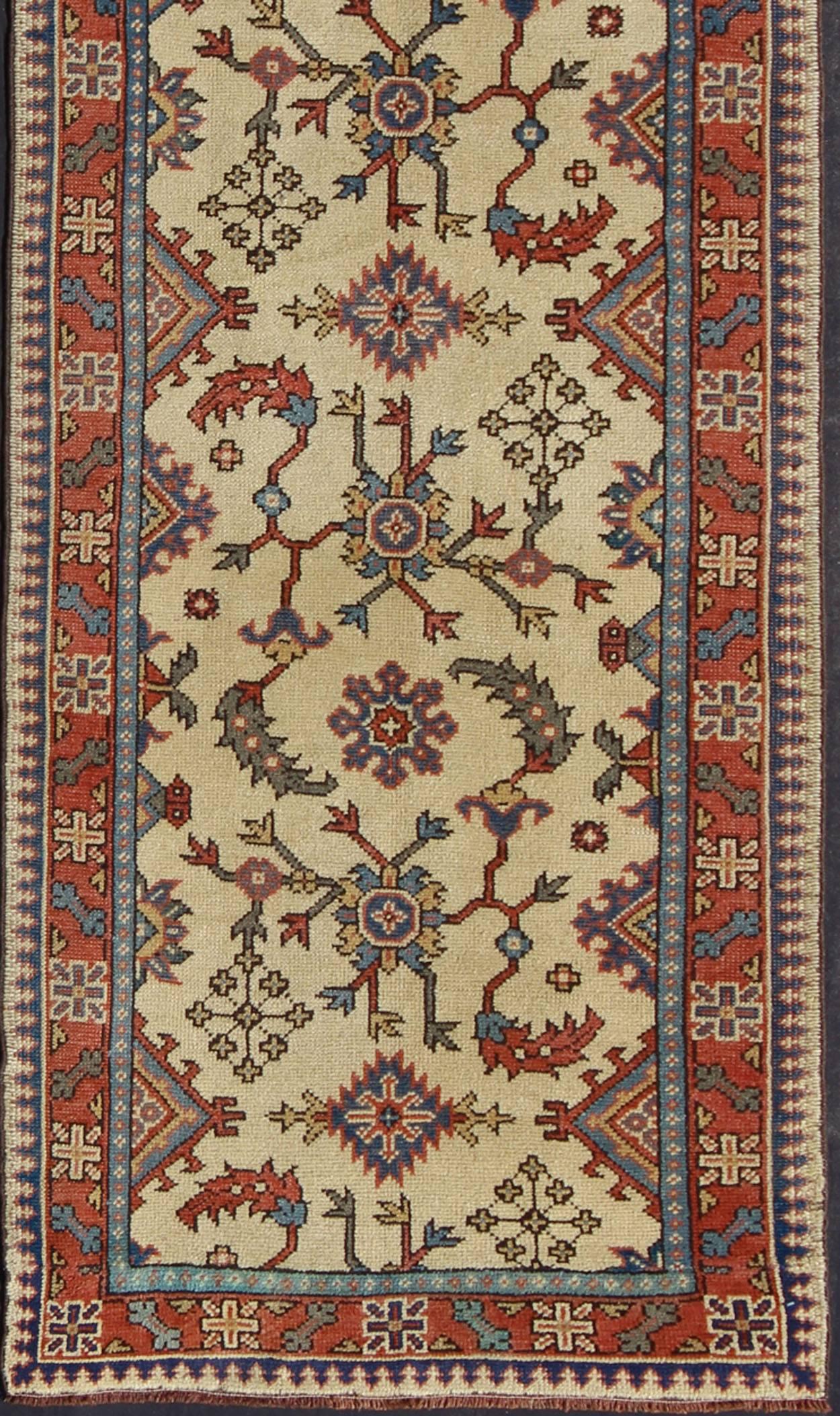 Runner turco Oushak molto lungo con disegno floreale all-over in crema, corallo e blu, tappeto / TU-MTU-4627, paese d'origine/tipo: Turchia / Oushak, circa inizio XX secolo

Questo lungo runner turco Oushak antico (1930 circa) è straordinariamente
