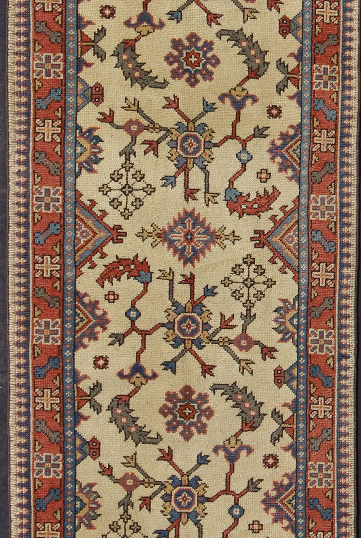 Annodato a mano Runner lungo in Oushak turco con disegno all-over in crema, rosso corallo e blu in vendita