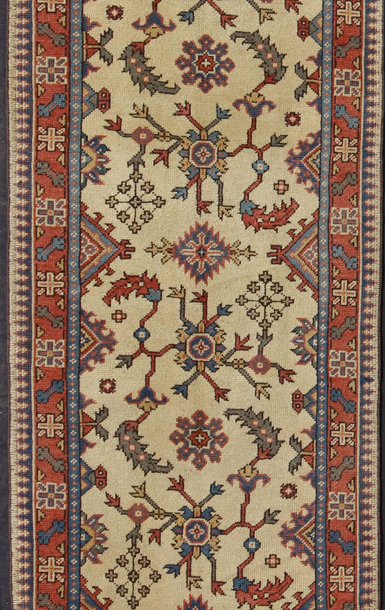 Turco Runner lungo in Oushak turco con disegno all-over in crema, rosso corallo e blu in vendita