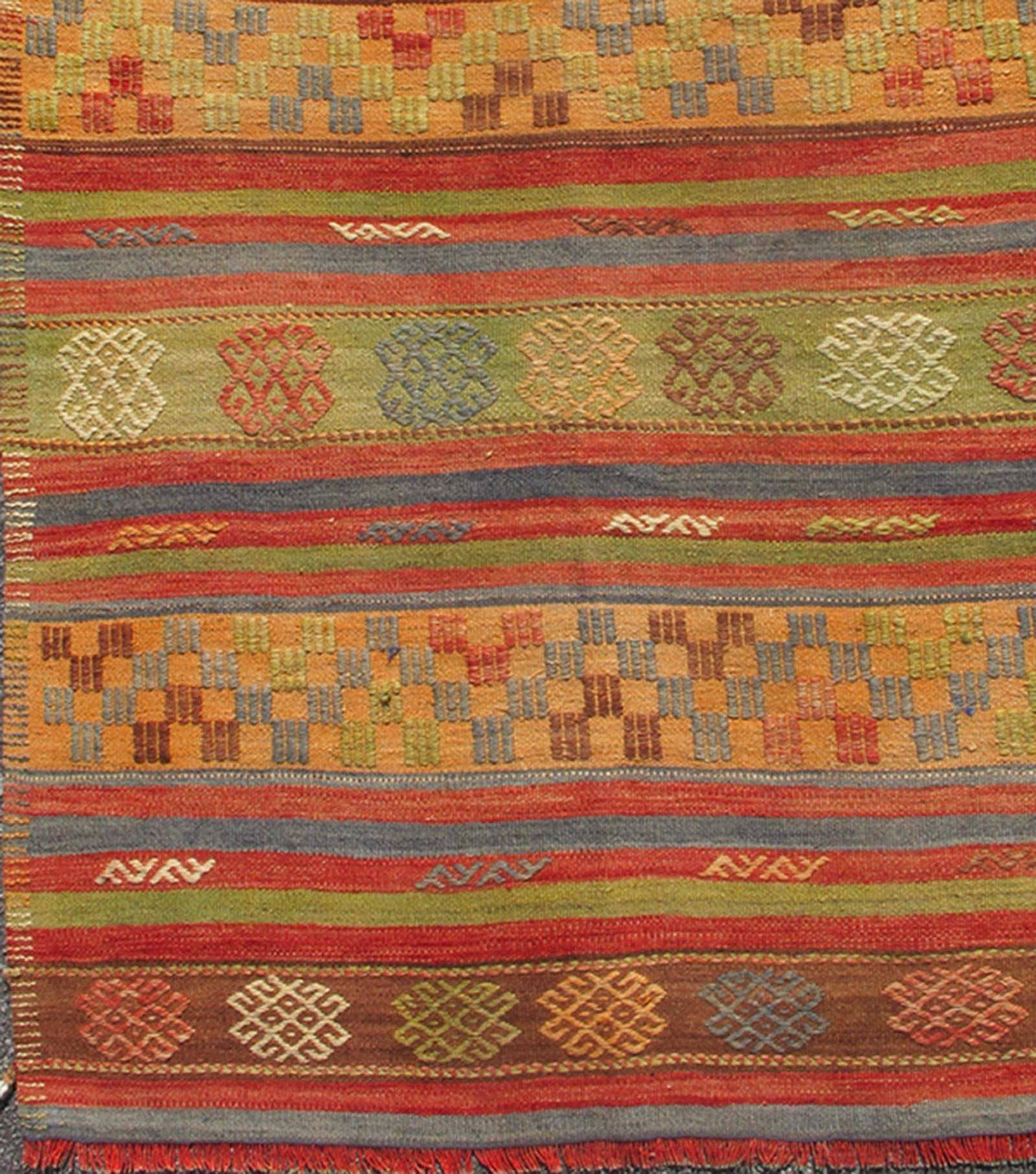  Großer mehrfarbiger türkischer Vintage-Kilim-Teppich mit geometrischem Formen- und Streifendesign, Keivan Woven Arts/Trug TU-NED-136591, Herkunftsland/Typ: Türkei / Kelim, ca. Mitte 20. Jahrhundert

Maße: 6'7 x 10'7.   

Dieser einzigartige