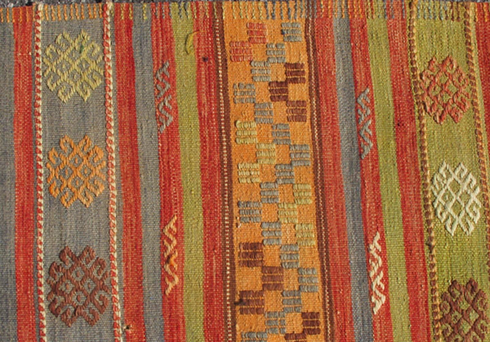Mehrfarbiger türkischer Kelim-Teppich im Vintage-Stil mit geometrischen Formen und Streifen-Design (20. Jahrhundert) im Angebot
