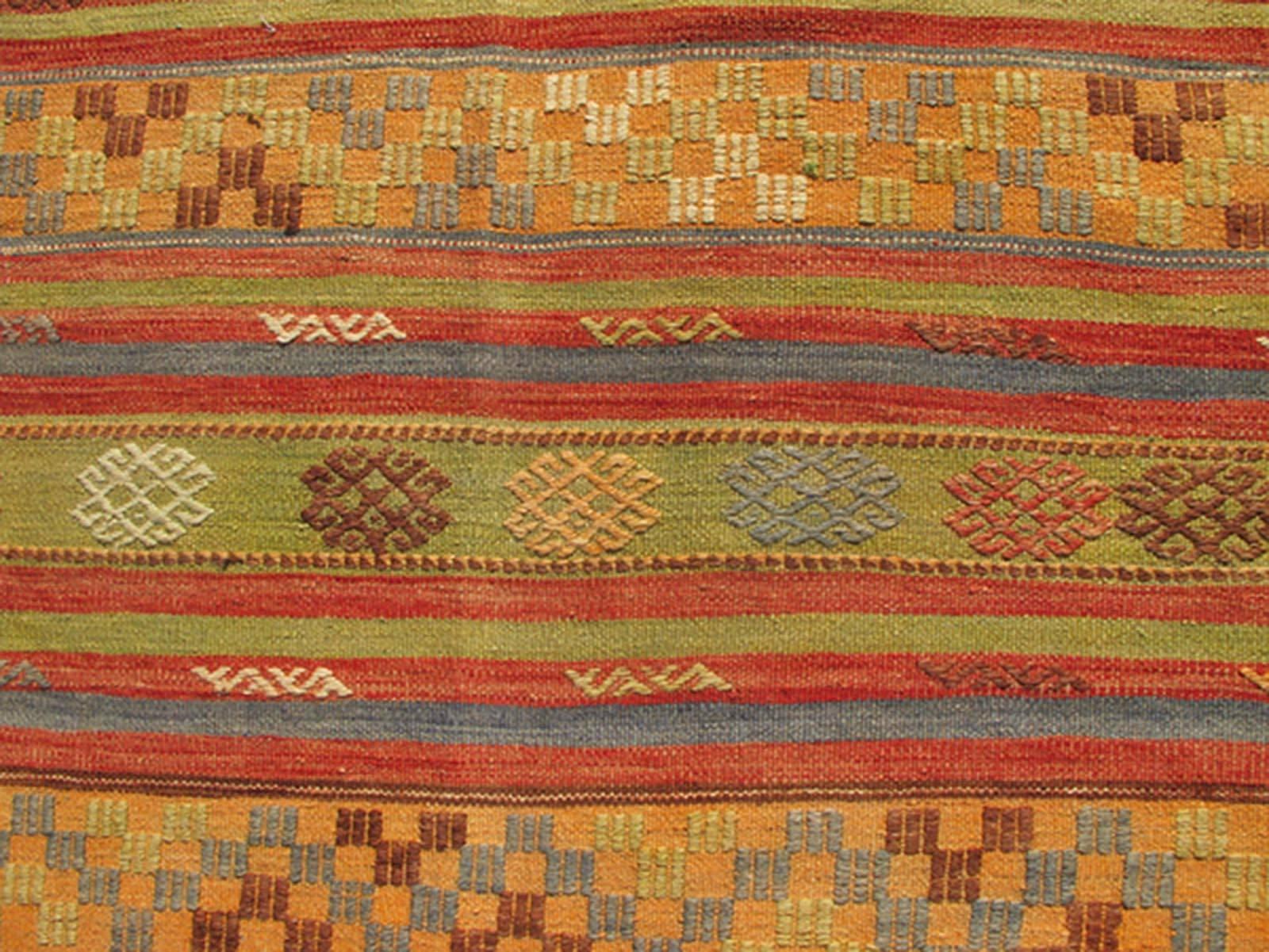 Mehrfarbiger türkischer Kelim-Teppich im Vintage-Stil mit geometrischen Formen und Streifen-Design (Handgewebt) im Angebot