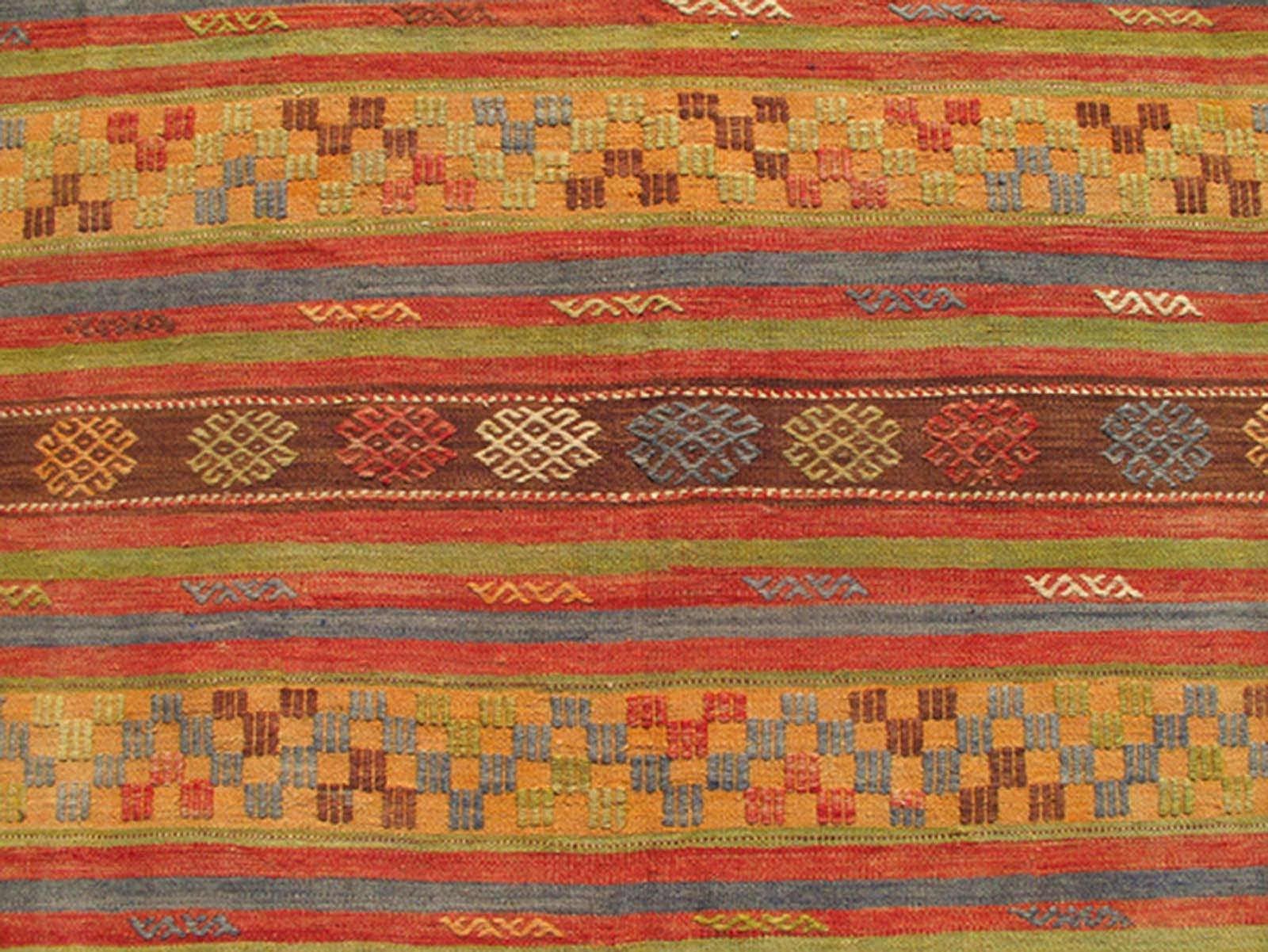 Mehrfarbiger türkischer Kelim-Teppich im Vintage-Stil mit geometrischen Formen und Streifen-Design im Zustand „Hervorragend“ im Angebot in Atlanta, GA
