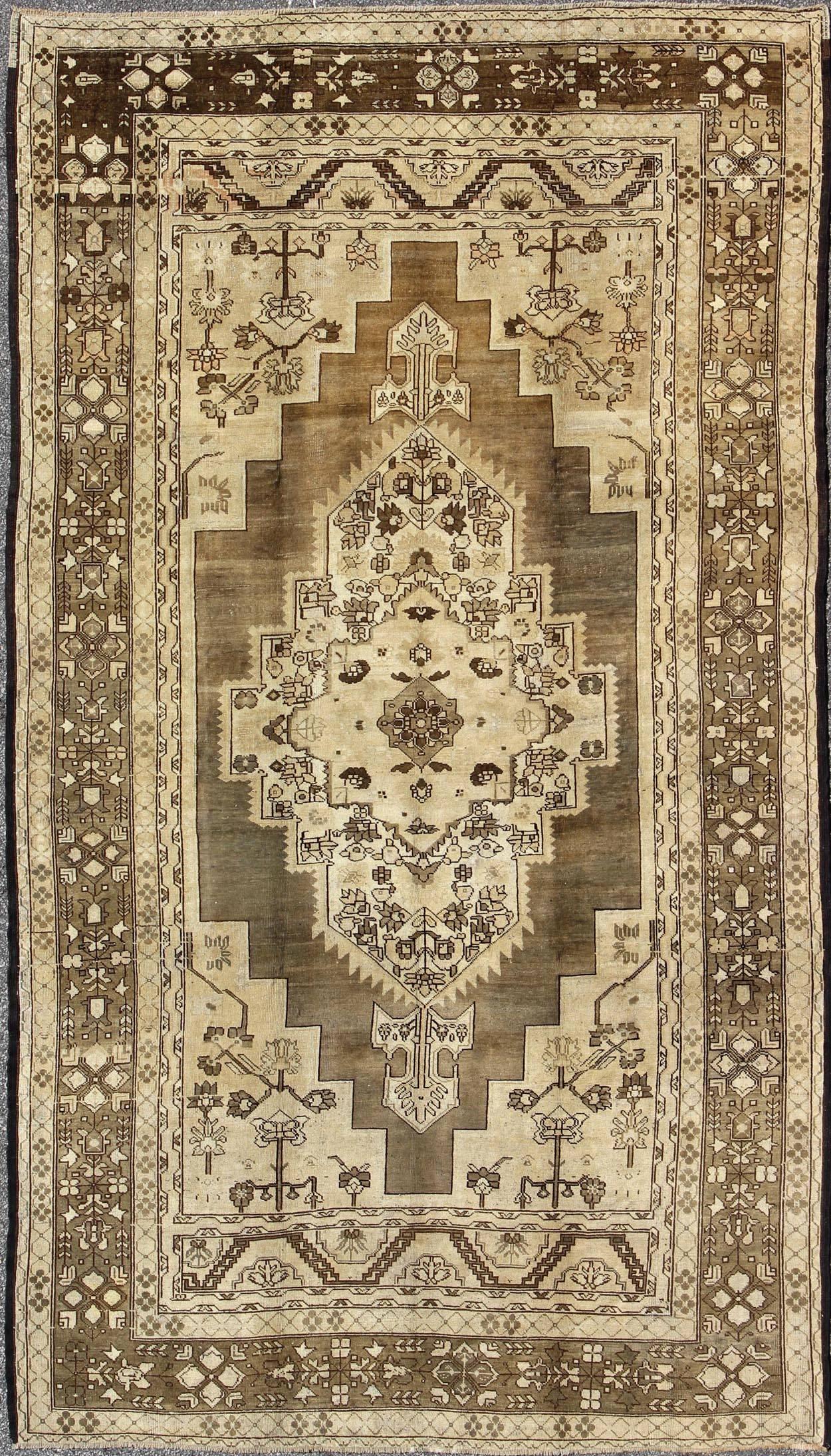Mid-20th Century Turkish Oushak Rug with Layered Sub-Geometric Vintage in Shades of Brown & Cream For Sale