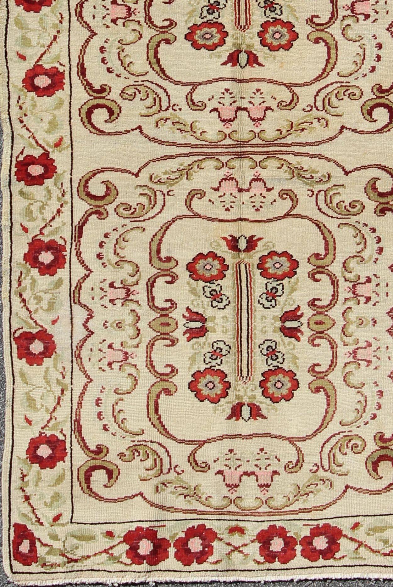 Vintage Turkish Oushak Gallery runner in Art Deco design and floral pattern. Keivan Woven Arts / rug TU-YUN-136072, Turkey / Oushak, circa mid-20th Century.

This beautiful Turkish runner features a stylized Art Deco design with pronounce