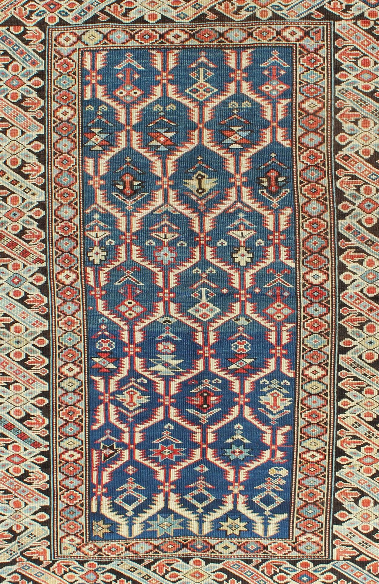 Kazakh Amazing Antiques Chi Chi caucasien sur fond bleu moyen et bordure Brown en vente