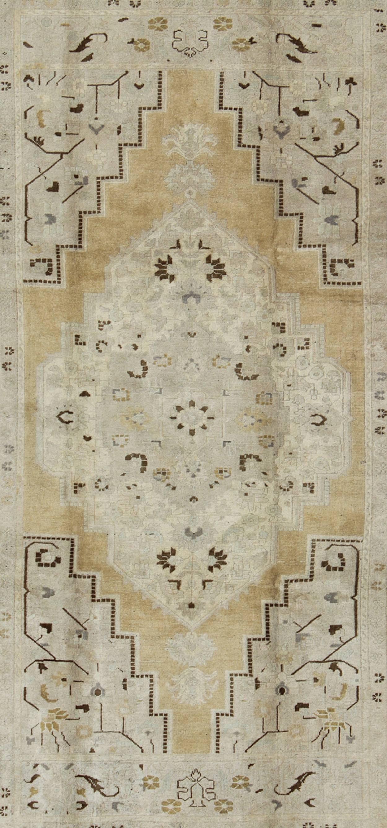 Turkish Oushak Rug in Pale Yellow, Taupe and Brown Border In Good Condition For Sale In Atlanta, GA