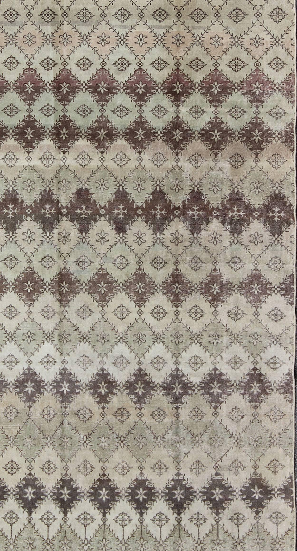 Turco Tappeto vintage invecchiato con design moderno a diamante in tonalità terra e neutre in vendita