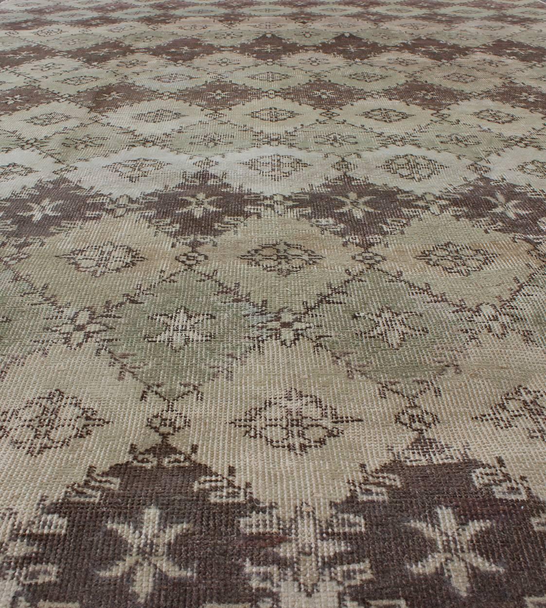 XX secolo Tappeto vintage invecchiato con design moderno a diamante in tonalità terra e neutre in vendita