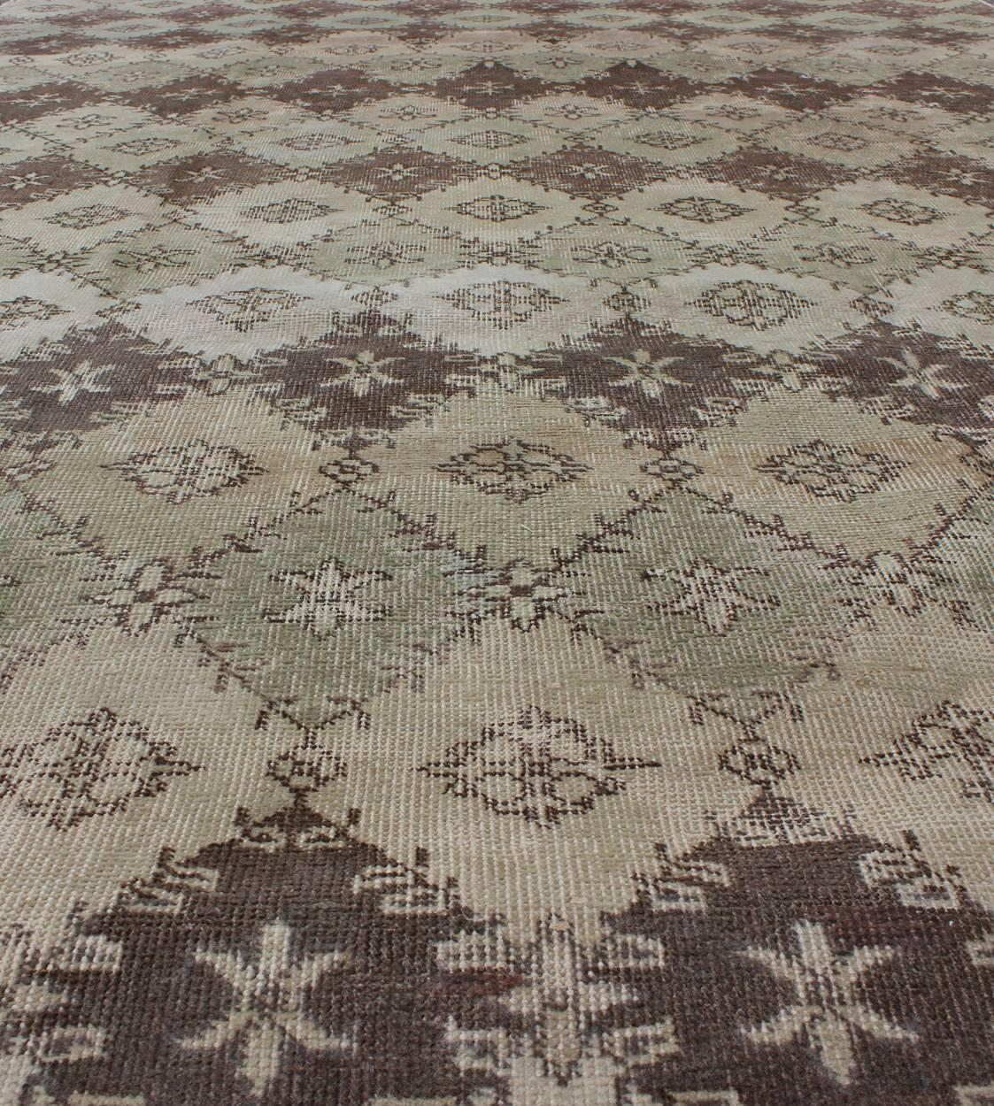 20ième siècle Tapis vintage vieilli avec design moderne en diamants dans des tons terreux et neutres en vente