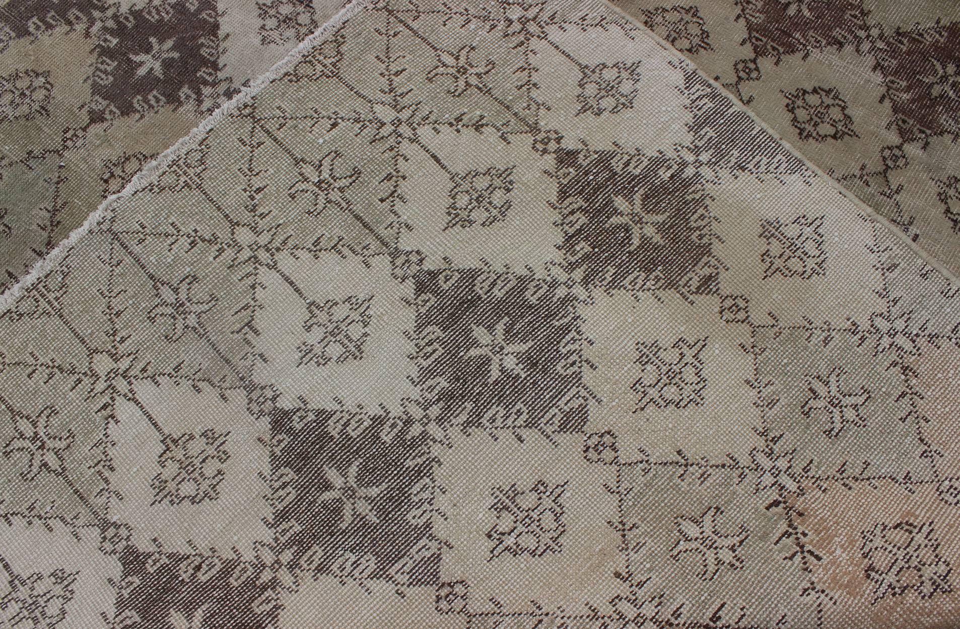 Lana Tappeto vintage invecchiato con design moderno a diamante in tonalità terra e neutre in vendita