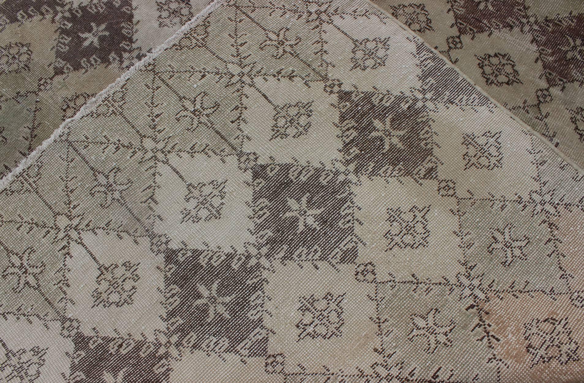 Laine Tapis vintage vieilli avec design moderne en diamants dans des tons terreux et neutres en vente