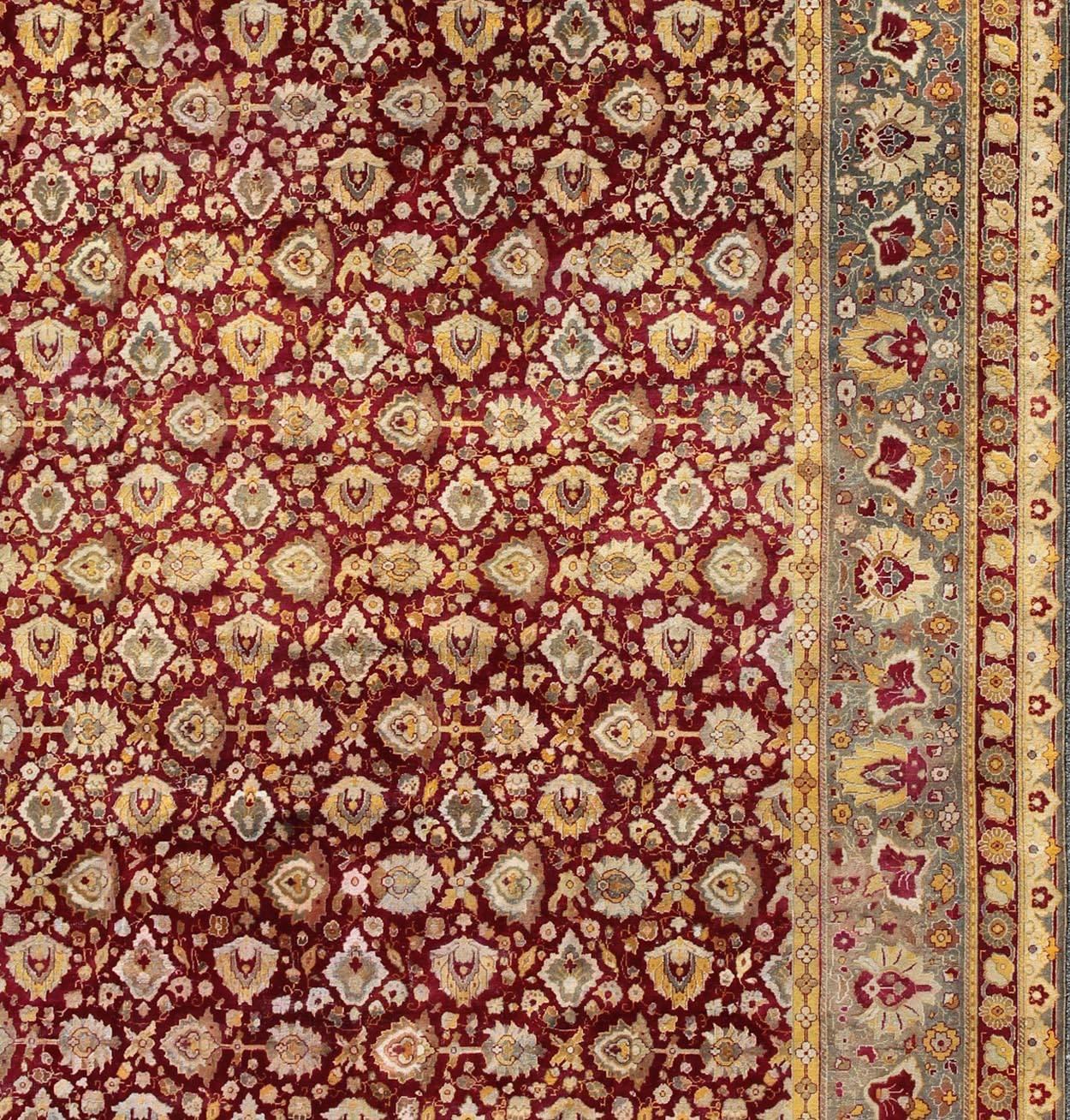 Noué à la main Ancien tapis indien Agra noué à la main, fond rouge marron et bordure grise et verte en vente