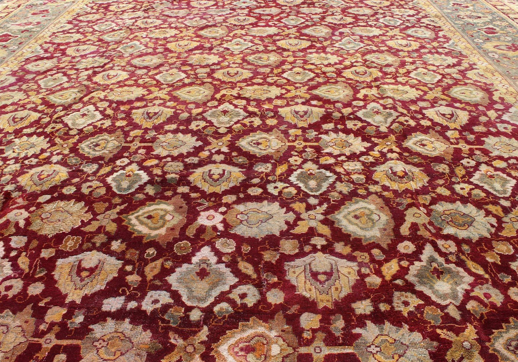 Ancien tapis indien Agra noué à la main, fond rouge marron et bordure grise et verte Bon état - En vente à Atlanta, GA