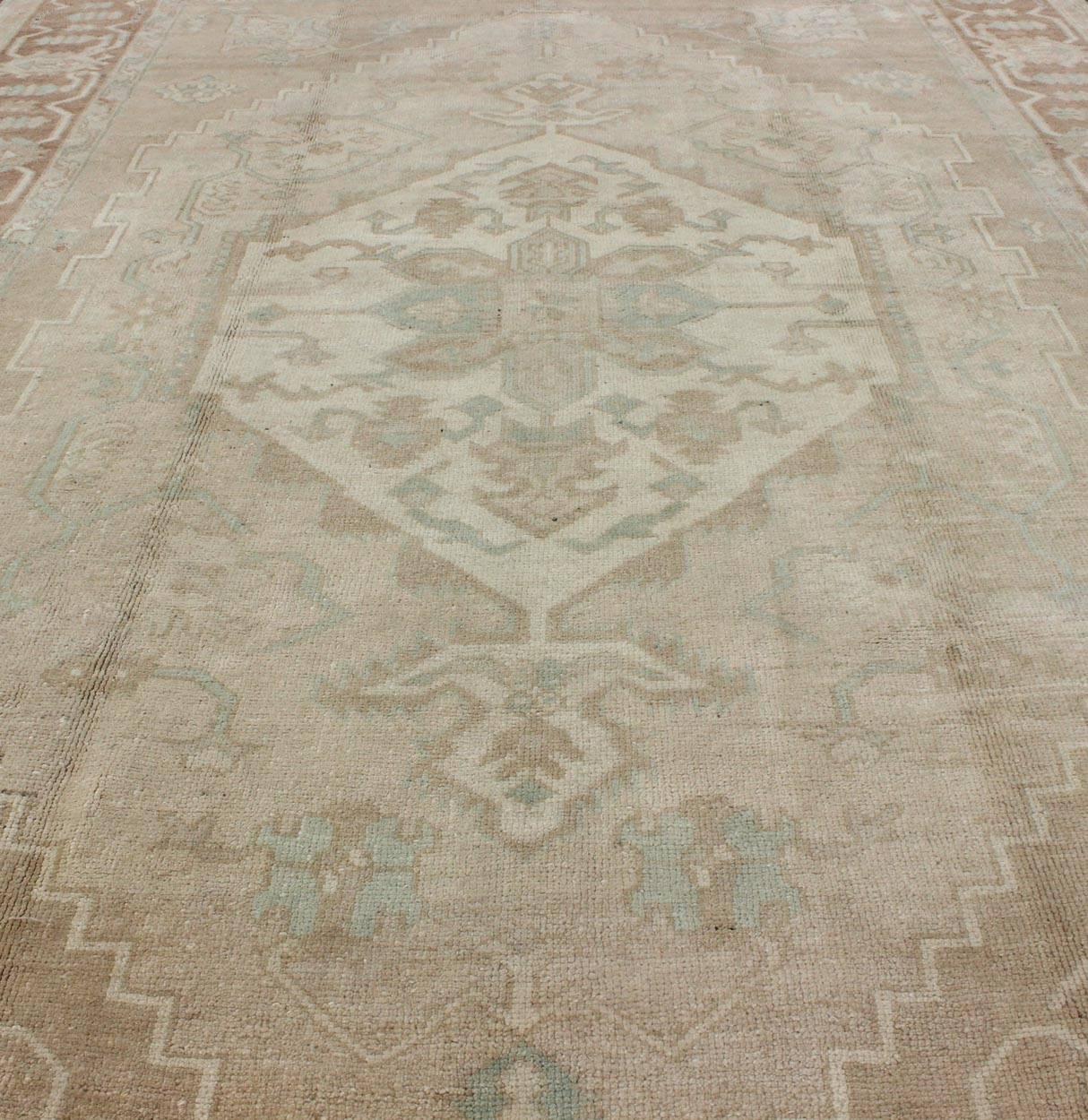 Vintage Oushak Medallion Rug With Muted Colors and Earth Tones In Good Condition For Sale In Atlanta, GA