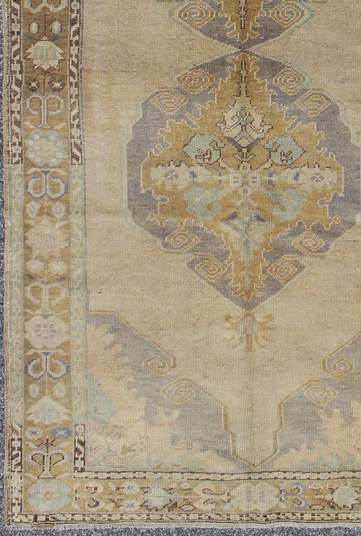 Vintage Gallery Oushak-Teppich mit floralen Medaillons in Erdtönen und Lavendel. Keivan Woven Arts / Teppich OSM-09, Herkunftsland / Art: Türkei / Oushak, um 1940

Dieser alte Oushak ist ein schönes Beispiel für die beeindruckende Handwerkskunst und