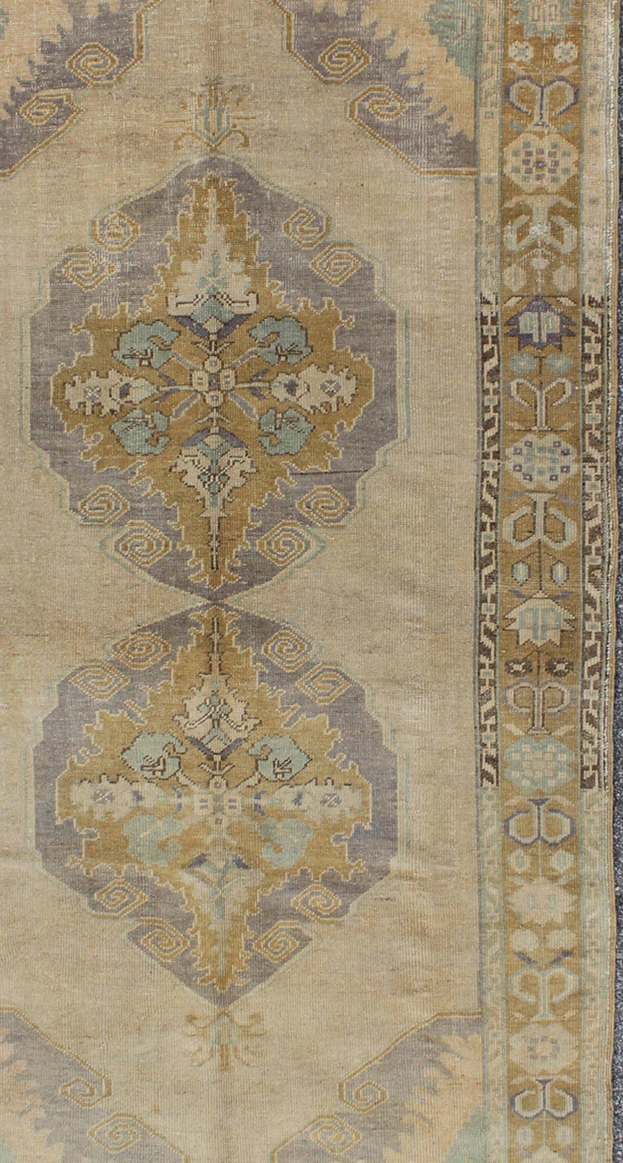 Galerie- Oushak-Teppich mit Blumenmedaillons in Erdtönen und Lavendel (Handgeknüpft) im Angebot