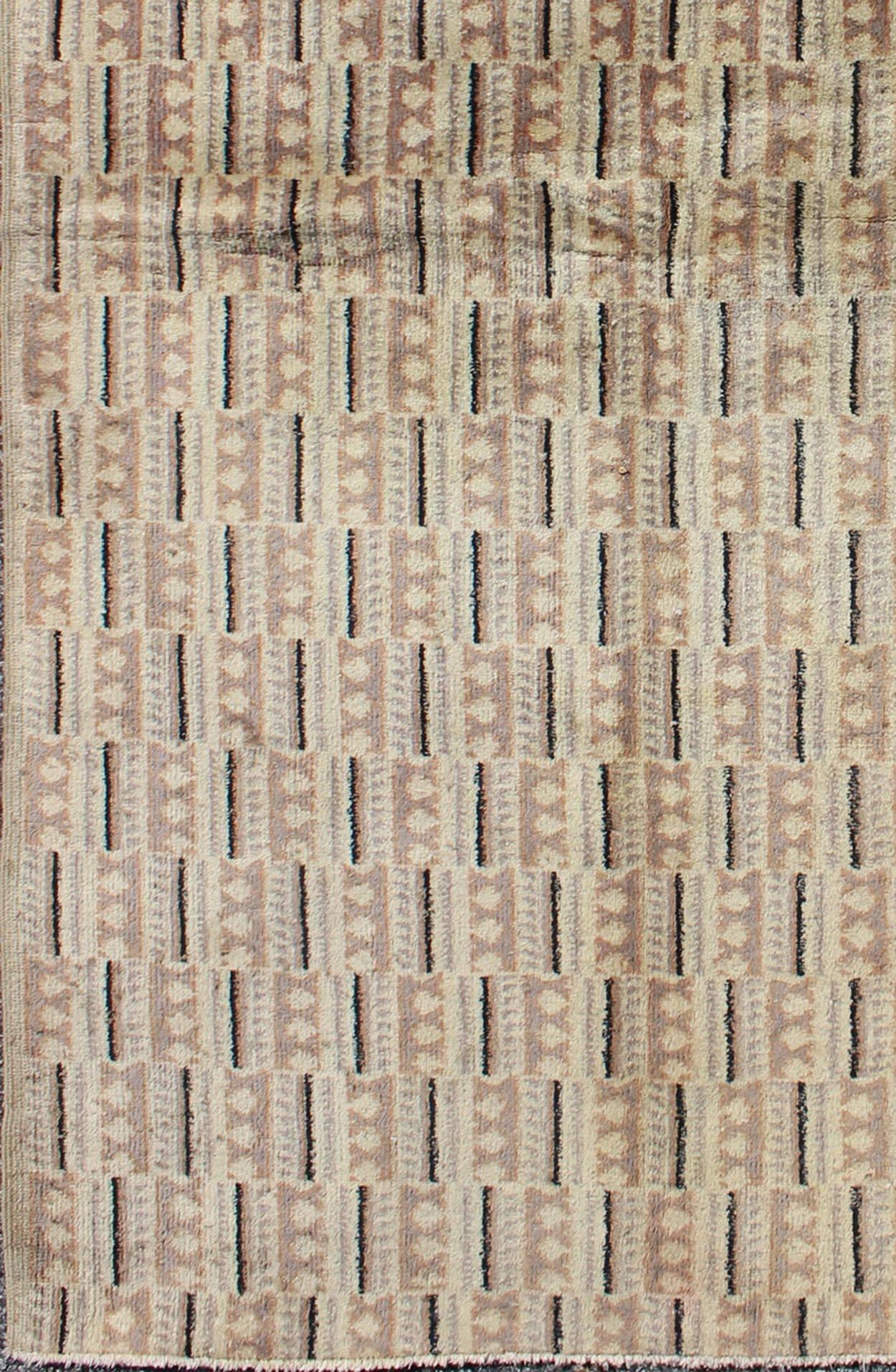 Vintage Zeki Müren Rug with a Modern Design.

Measures: 3'7 x 6'6.

Vintage Mid-Century Zeki Müren Rug in excellent condition.  Rug # EN-960, 
This finely handwoven Zeki Müren vintage rug displays a unique design and color combination. Colors