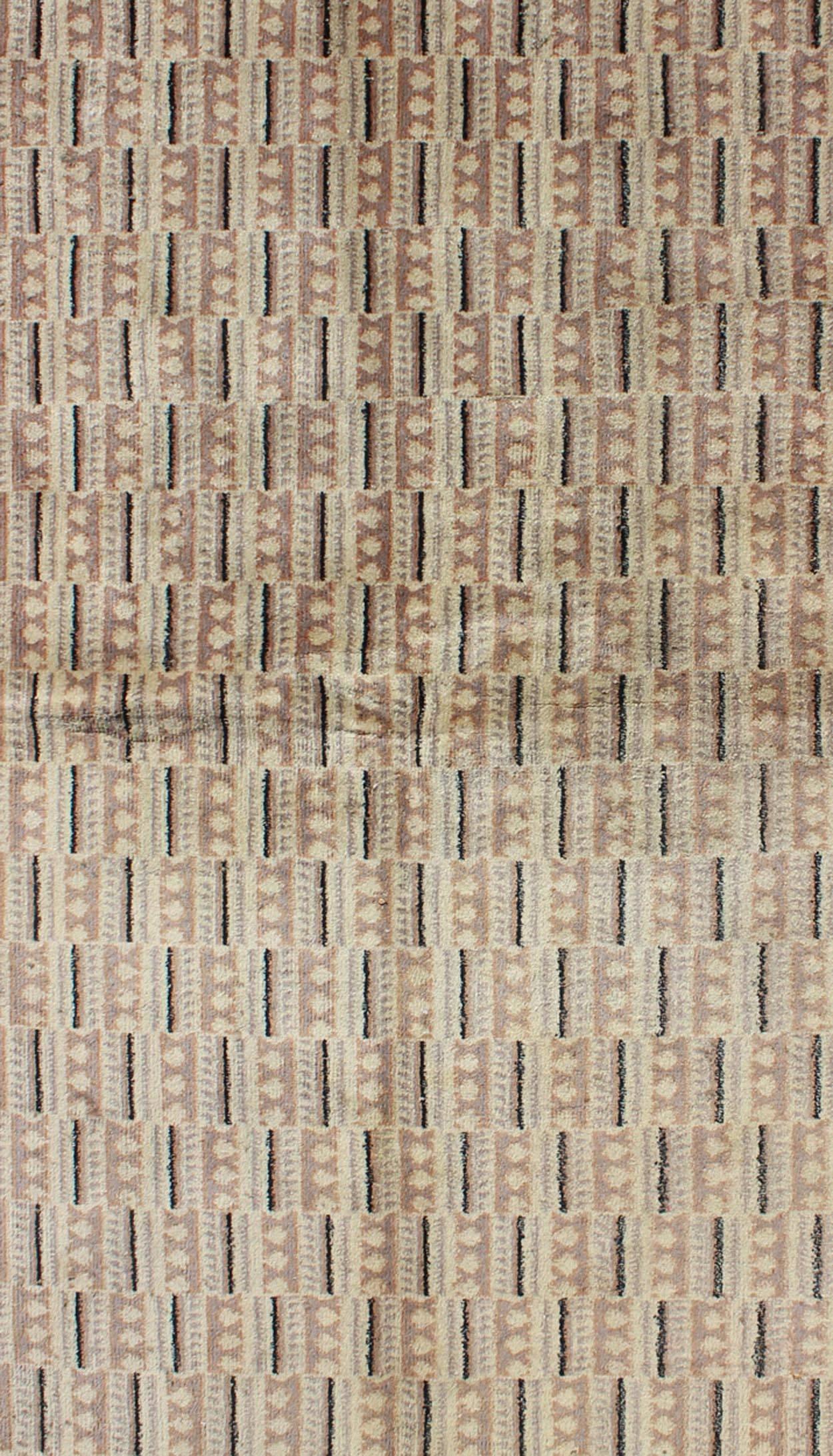 Vintage Zeki Müren Teppich mit modernem Design in Erdtönen  (Moderne der Mitte des Jahrhunderts) im Angebot