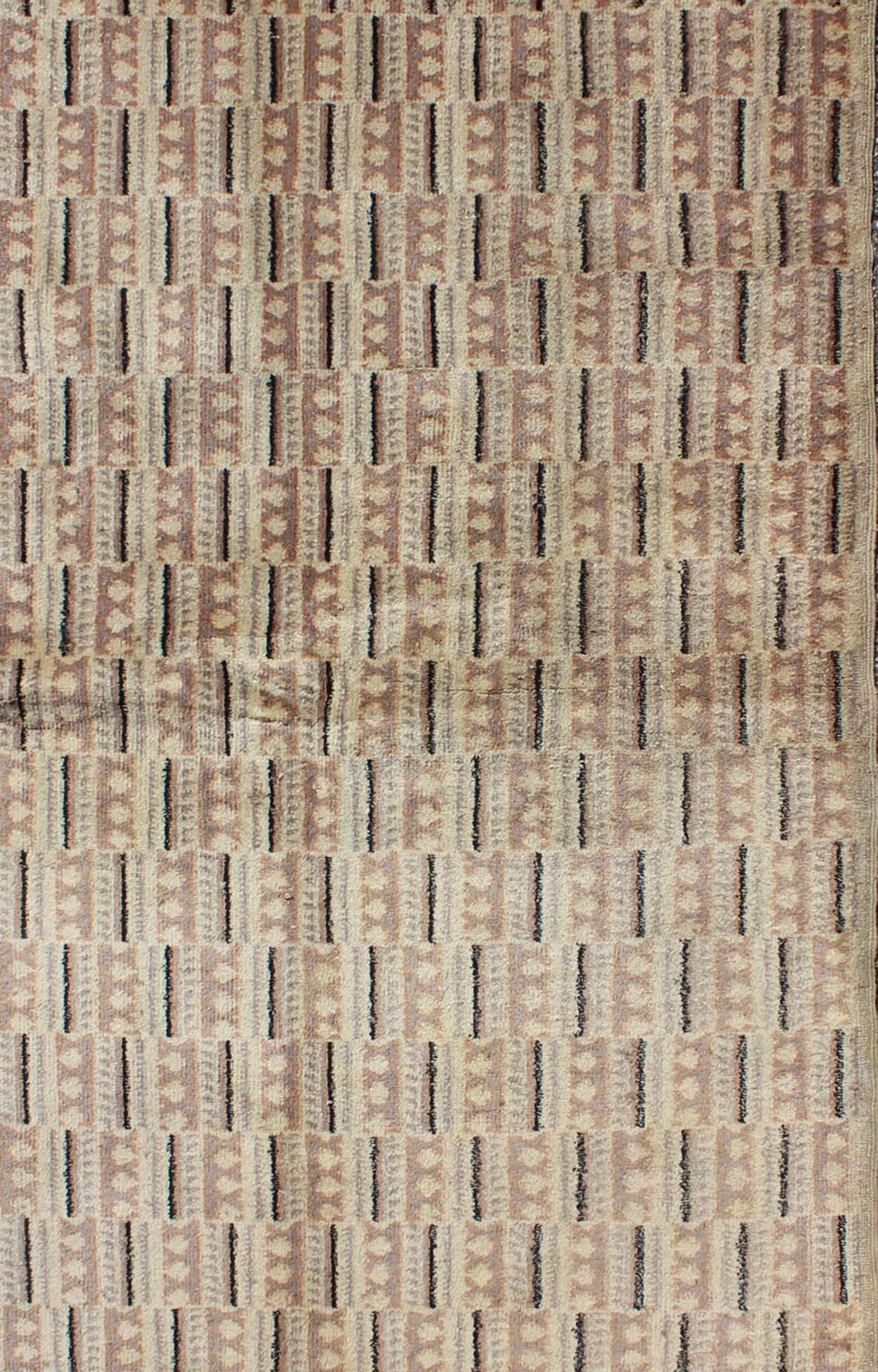 Vintage Zeki Müren Teppich mit modernem Design in Erdtönen  (Türkisch) im Angebot