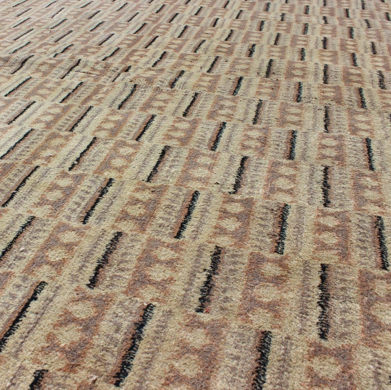 Vintage Zeki Müren Teppich mit modernem Design in Erdtönen  im Zustand „Hervorragend“ im Angebot in Atlanta, GA