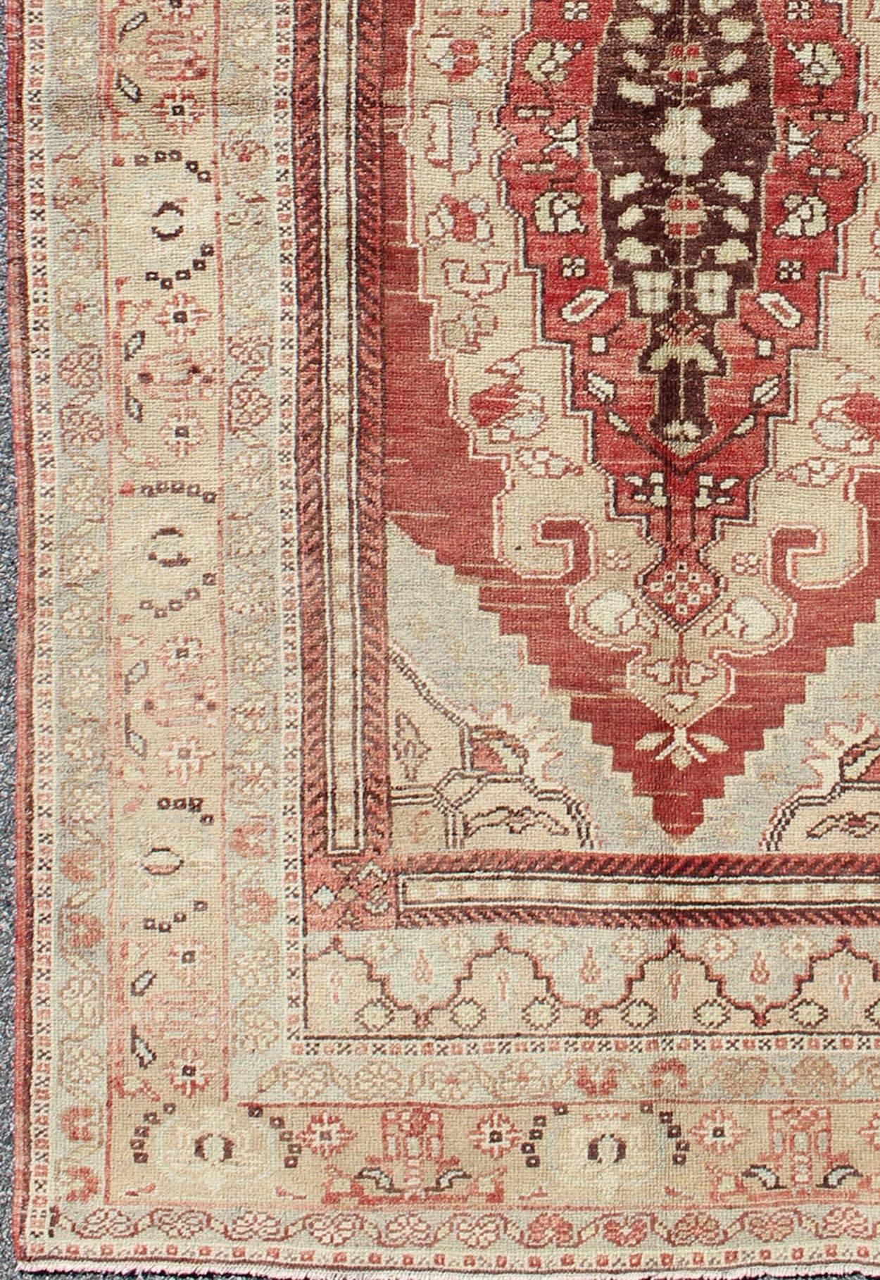 Keivan Woven Arts, En-123907, 1930's antique Turkish Oushak rug. Antique Turkish Oushak rug with red and neutral colors.

Set on red color background, this stunning Oushak displays a wide border with an array of warm tones.

Measures: 4'9 x