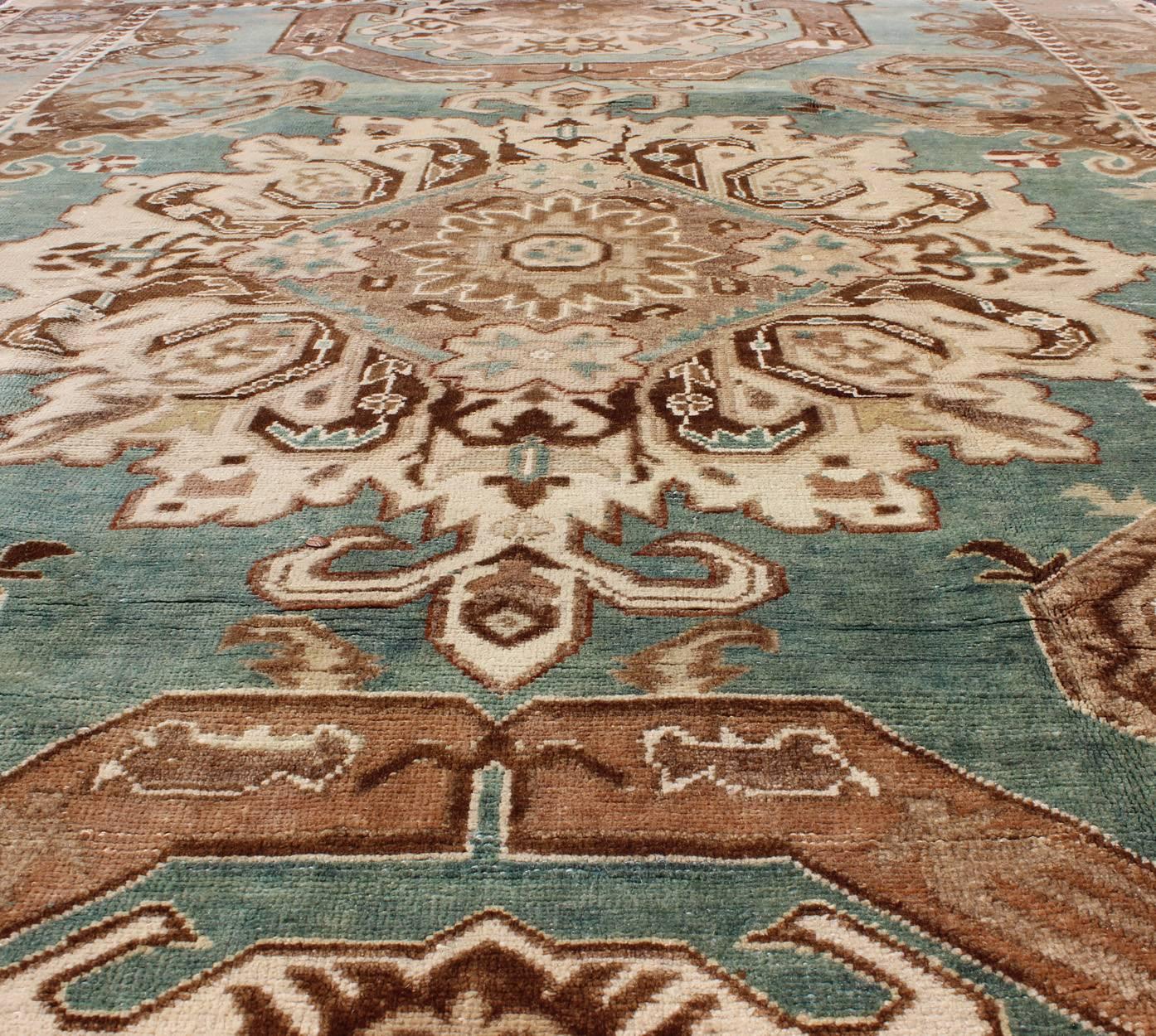 Alfombra turca vintage única con diseño geométrico inspirado en el diseño caucásico Anudado a mano en venta