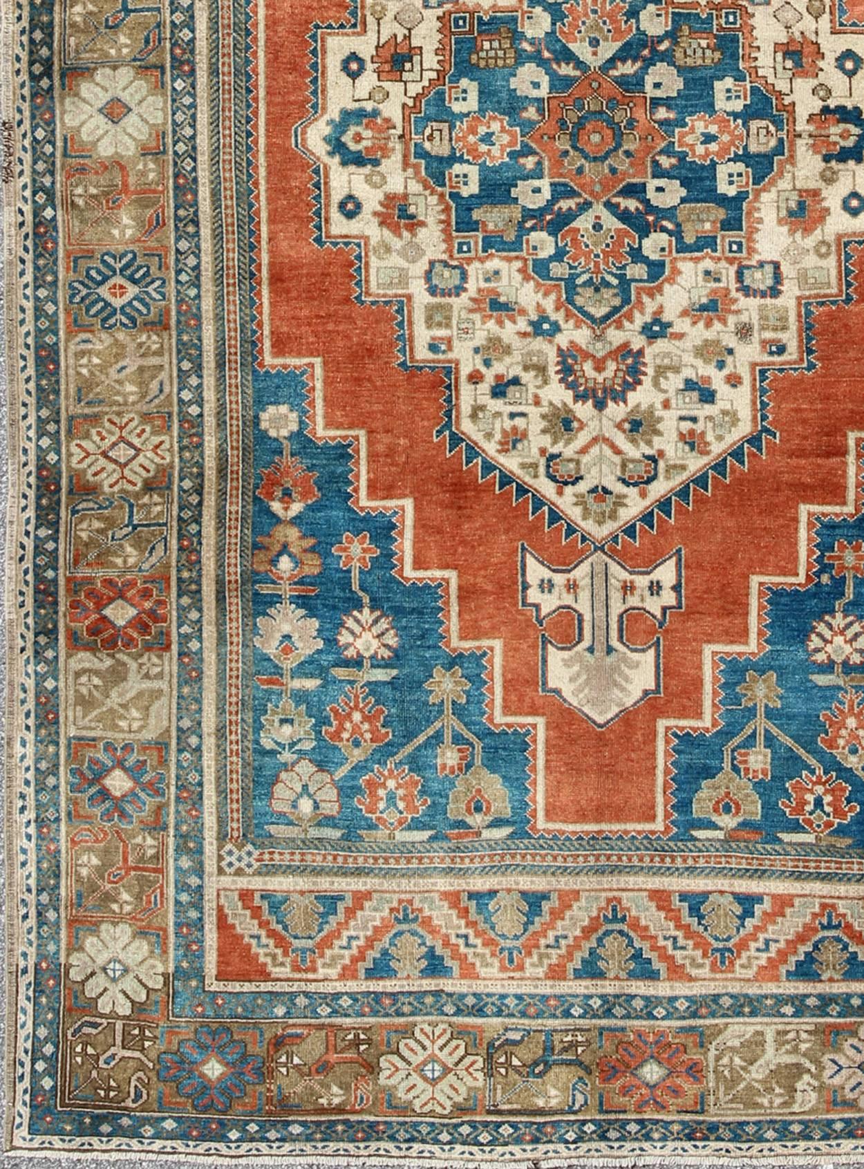 Vieux tapis turc Oushak en bleu, terre cuite, marron clair et camel.
Réputés pour leur composition particulière et leur utilisation de teintes chaudes, les tapis Oushak comptent parmi les tapis turcs les plus captivants. Ce tapis Oushak comporte un