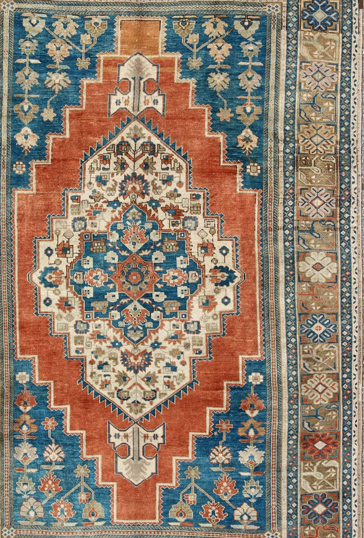 Turc Tapis turc Oushak vintage en bleu, terre cuite, marron clair et camel en vente