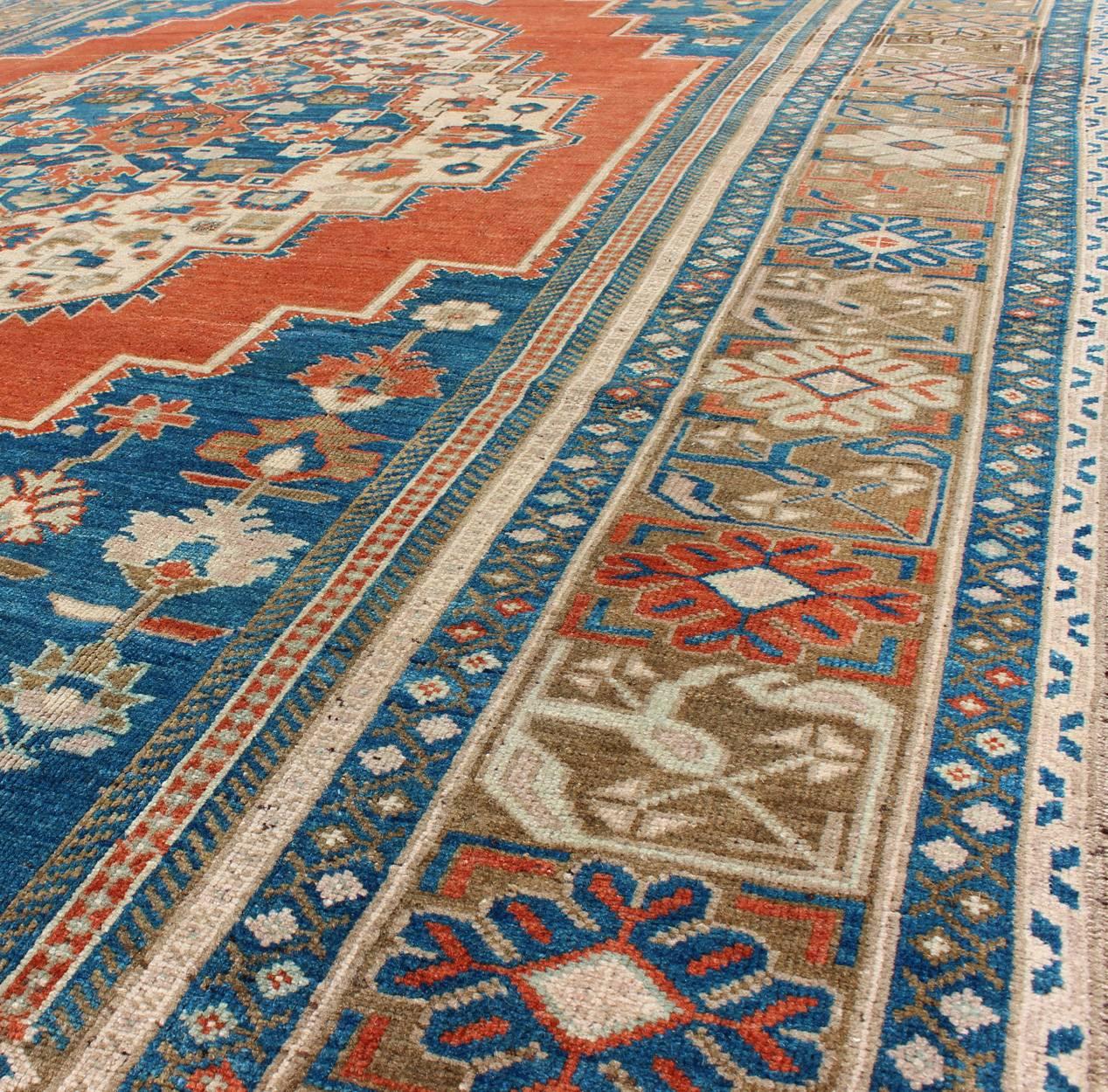 Tapis turc Oushak vintage en bleu, terre cuite, marron clair et camel Excellent état - En vente à Atlanta, GA