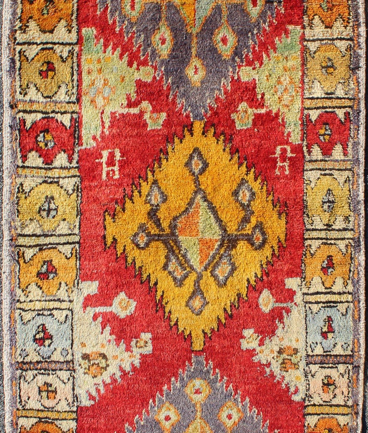 Annodato a mano Runner tribale turco Oushak con colori vivaci in rosso, oro, giallo e arancio in vendita