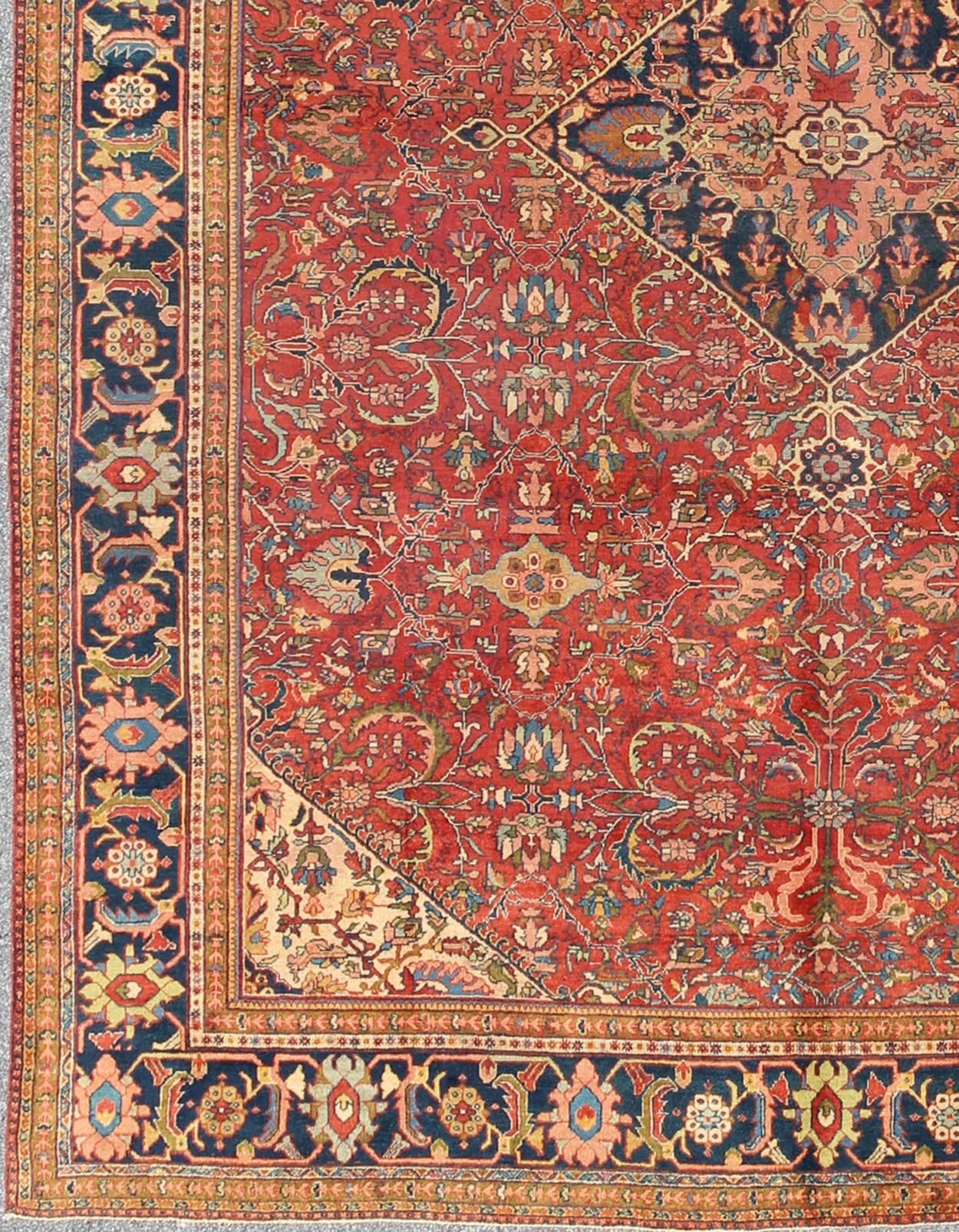 Antiker persischer fein gewebter Sultanabad-Teppich mit tomatenrotem Hintergrund. Antiker persischer fein gewebter Sultanbad-Teppich. Keivan Woven Arts / Teppich 13-0301, Herkunftsland / Art: Iran / Sultanabad, um 1900.
Maße: 10'10 x 13'8.
Ein