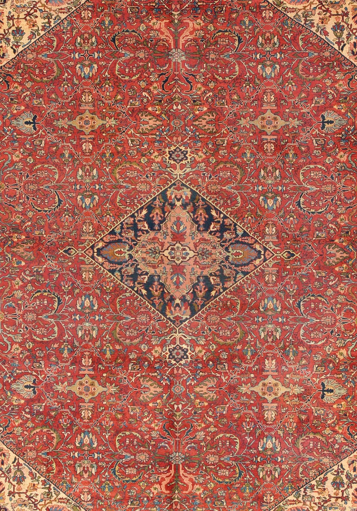 Antiker persischer Sultanabad-Teppich aus feinem Gewebe mit Tomatenrotem Hintergrund (Persisch) im Angebot