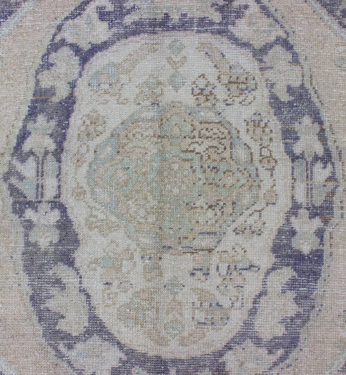 Laine Médaillon Oushak inspiré du design ottoman en taupe, gris et violet  en vente