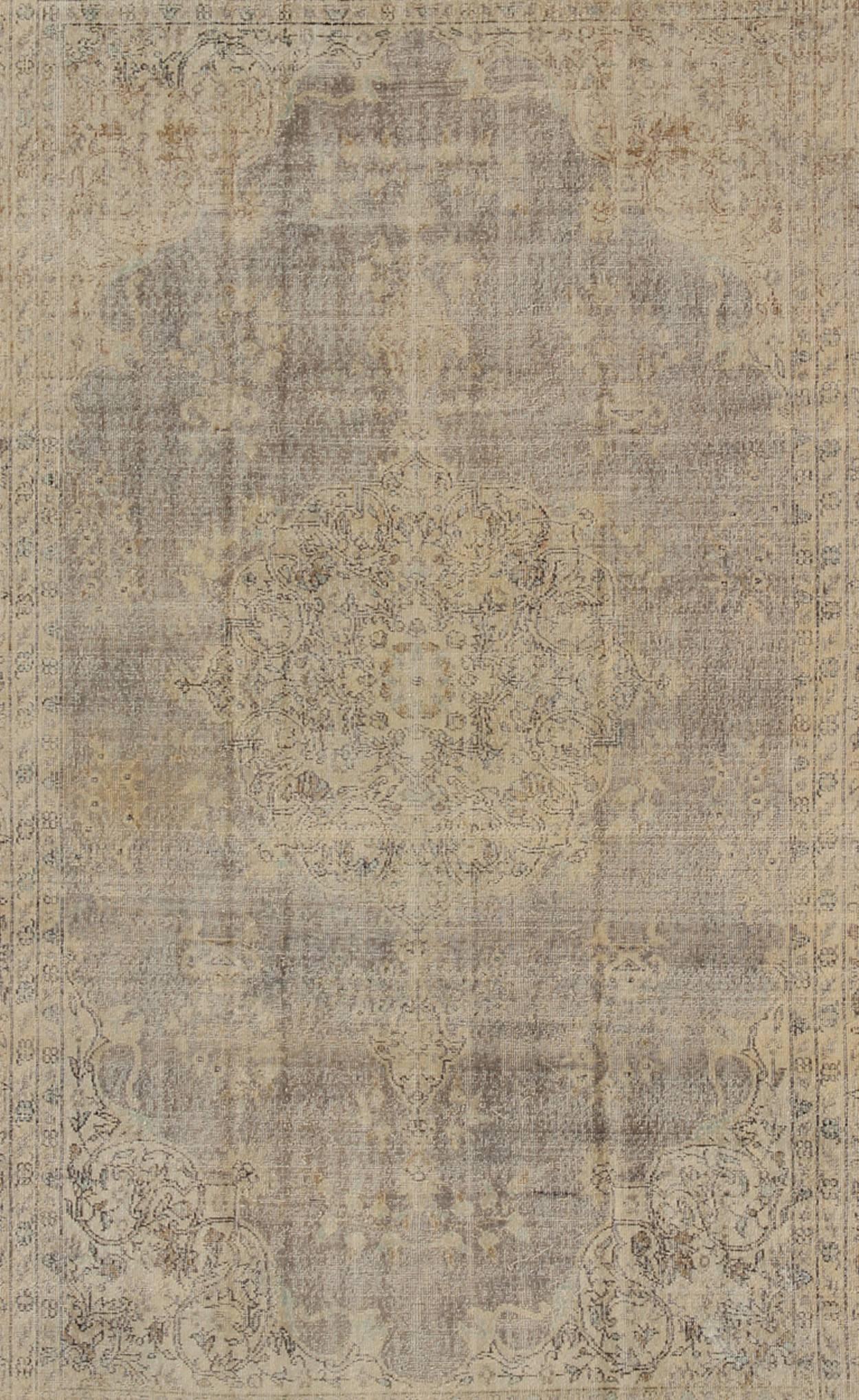 Oushak Tappeto turco invecchiato con disegno floreale nei colori grigio, grigio, marrone e avorio. in vendita