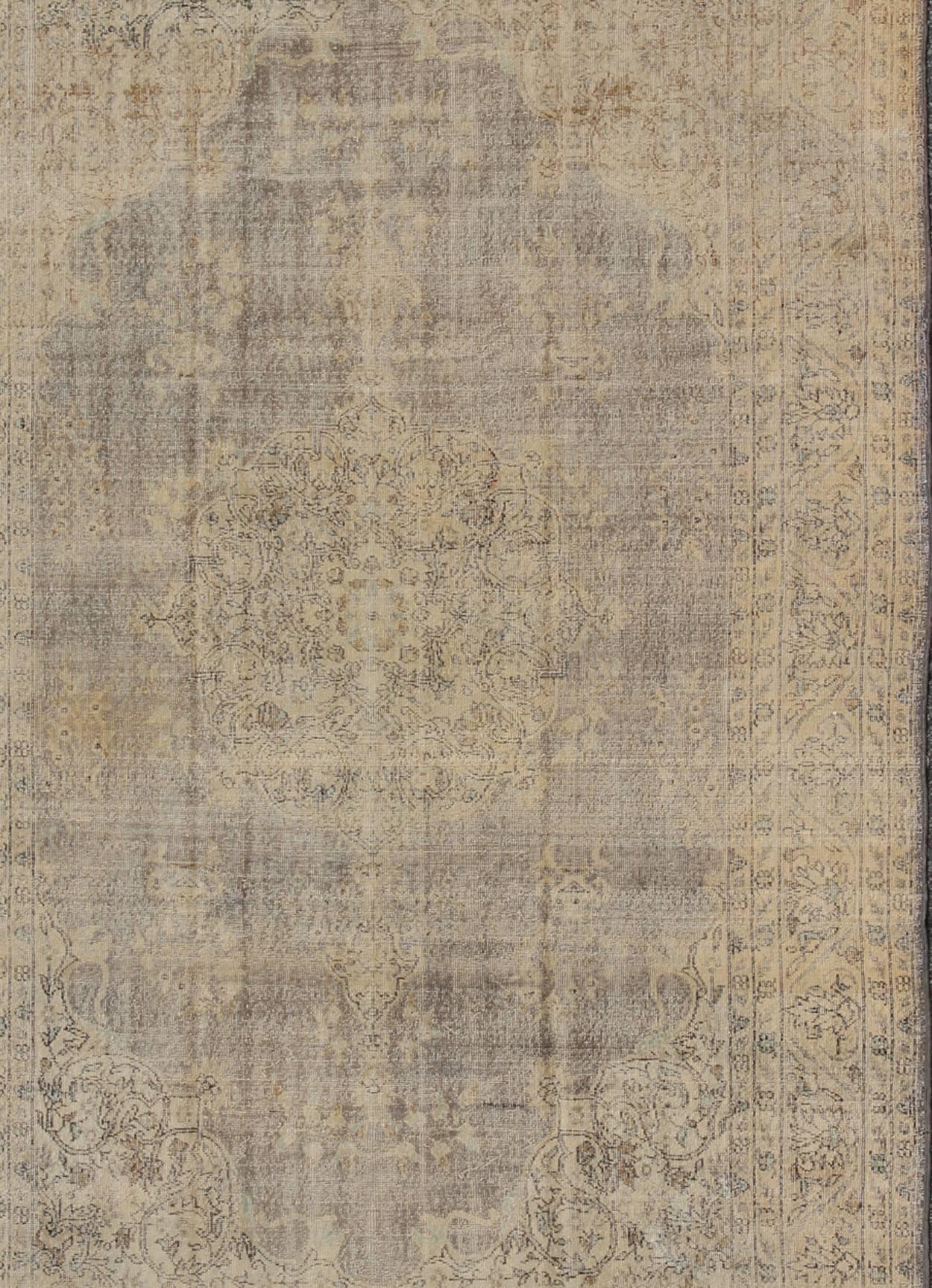 Turco Tappeto turco invecchiato con disegno floreale nei colori grigio, grigio, marrone e avorio. in vendita