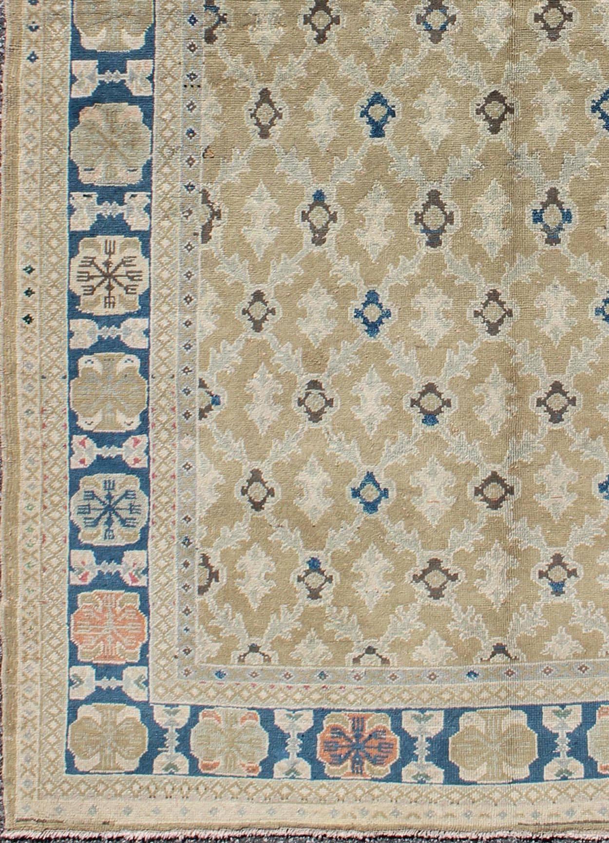 Feiner türkischer Sivas-Teppich mit geometrischem Muster in den Farben Tan, Taupe, Blau und Braun.
Dieser einzigartige Vintage-Sivas ist ein außergewöhnliches Kunstwerk und zeichnet sich durch seine tief empfundene Farbpalette aus Blau, Stroh und