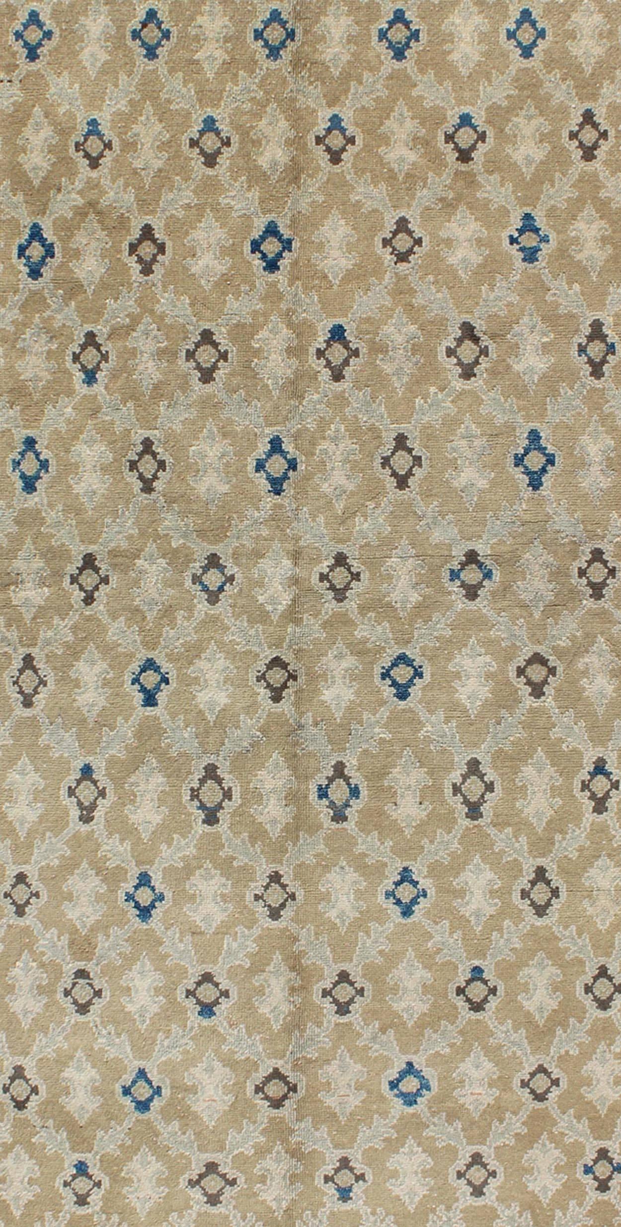 Feiner türkischer Sivas-Teppich in Tan, Taupe, Blau und Braun mit geometrischem Muster (Oushak) im Angebot