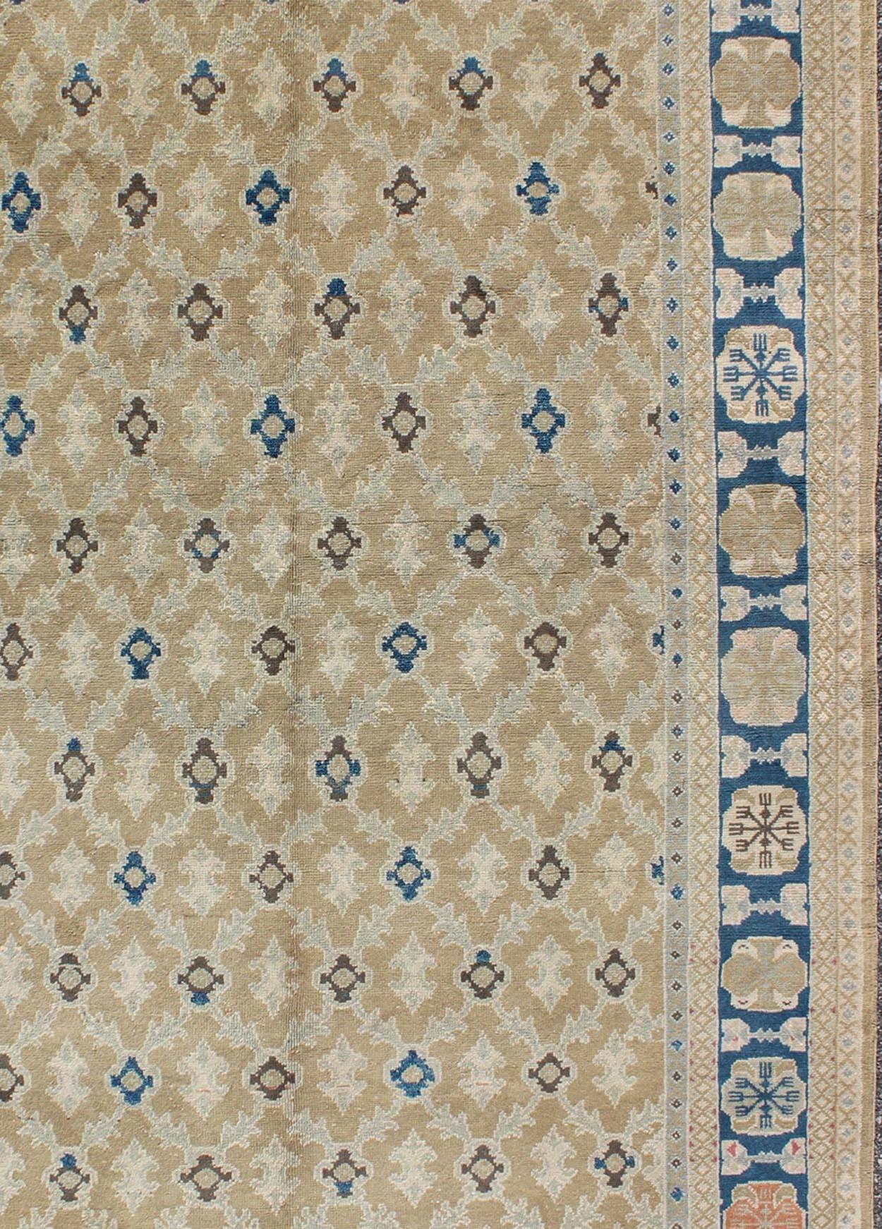 Fine Turkish Sivas Rug in All Over Geometric Design in Tan, Taupe, Blue & Brown In Good Condition For Sale In Atlanta, GA