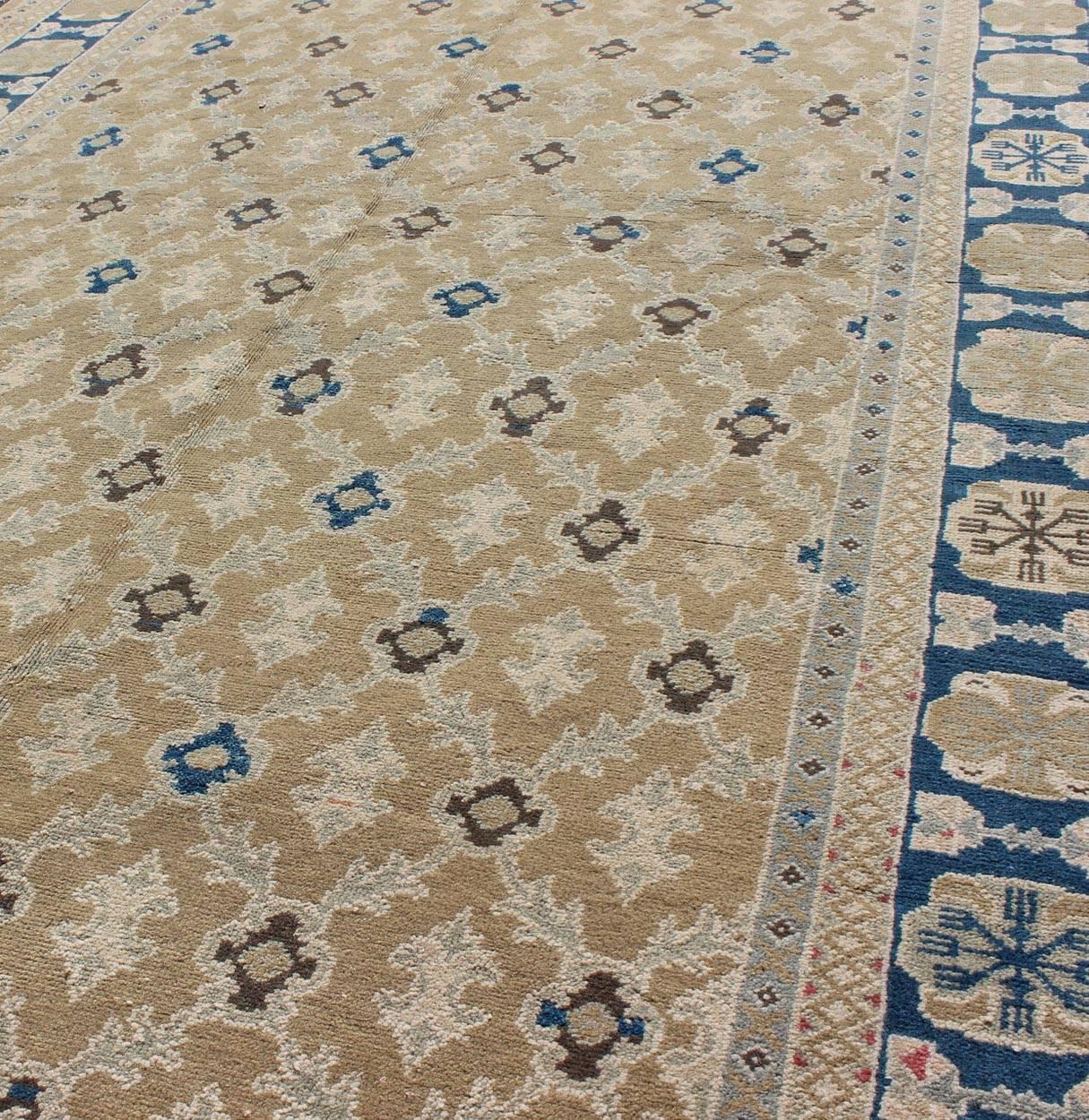 Feiner türkischer Sivas-Teppich in Tan, Taupe, Blau und Braun mit geometrischem Muster (Handgeknüpft) im Angebot