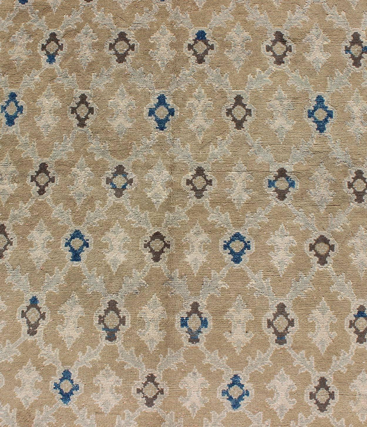 Feiner türkischer Sivas-Teppich in Tan, Taupe, Blau und Braun mit geometrischem Muster im Zustand „Gut“ im Angebot in Atlanta, GA