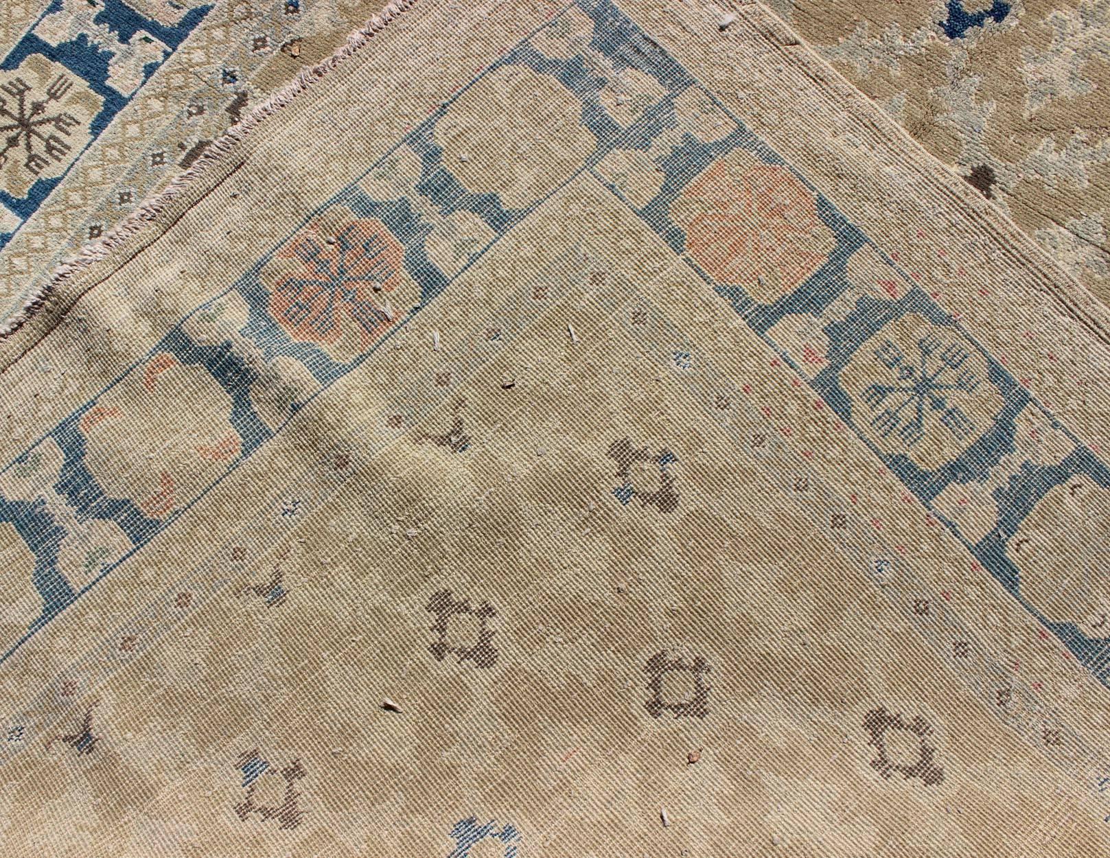 Feiner türkischer Sivas-Teppich in Tan, Taupe, Blau und Braun mit geometrischem Muster (Mitte des 20. Jahrhunderts) im Angebot