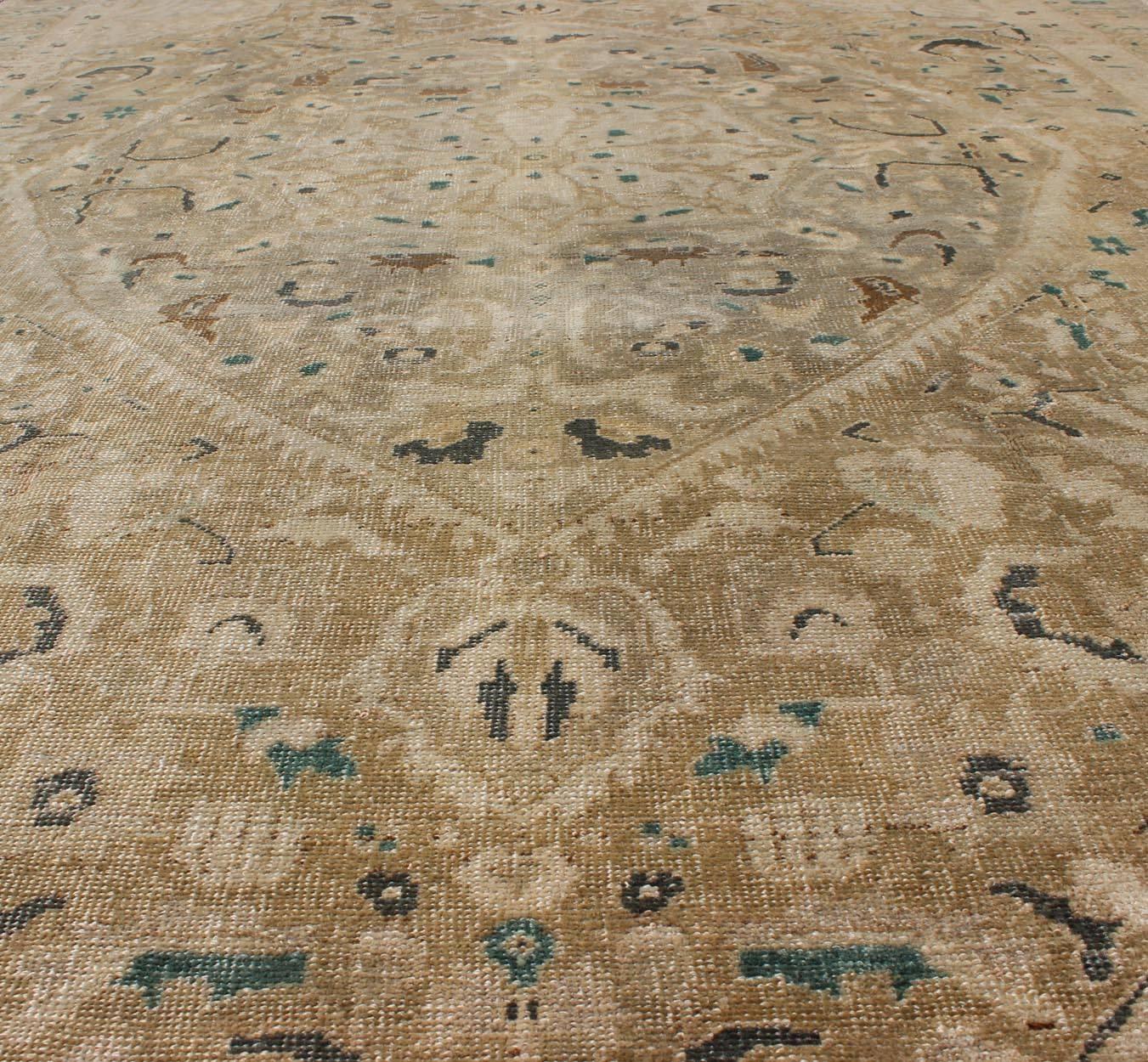 Early 20th Century Very Fine Turkish Sivas Rug with Classic Design in Neutrals, Camel and Green For Sale