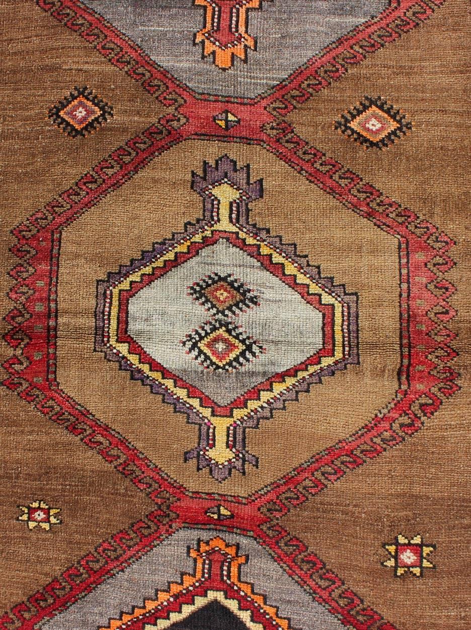 Geometrischer türkischer Läufer auf hellbraunem Hintergrund mit grauem, rotem und dunkelbraunem Grund (Mitte des 20. Jahrhunderts) im Angebot