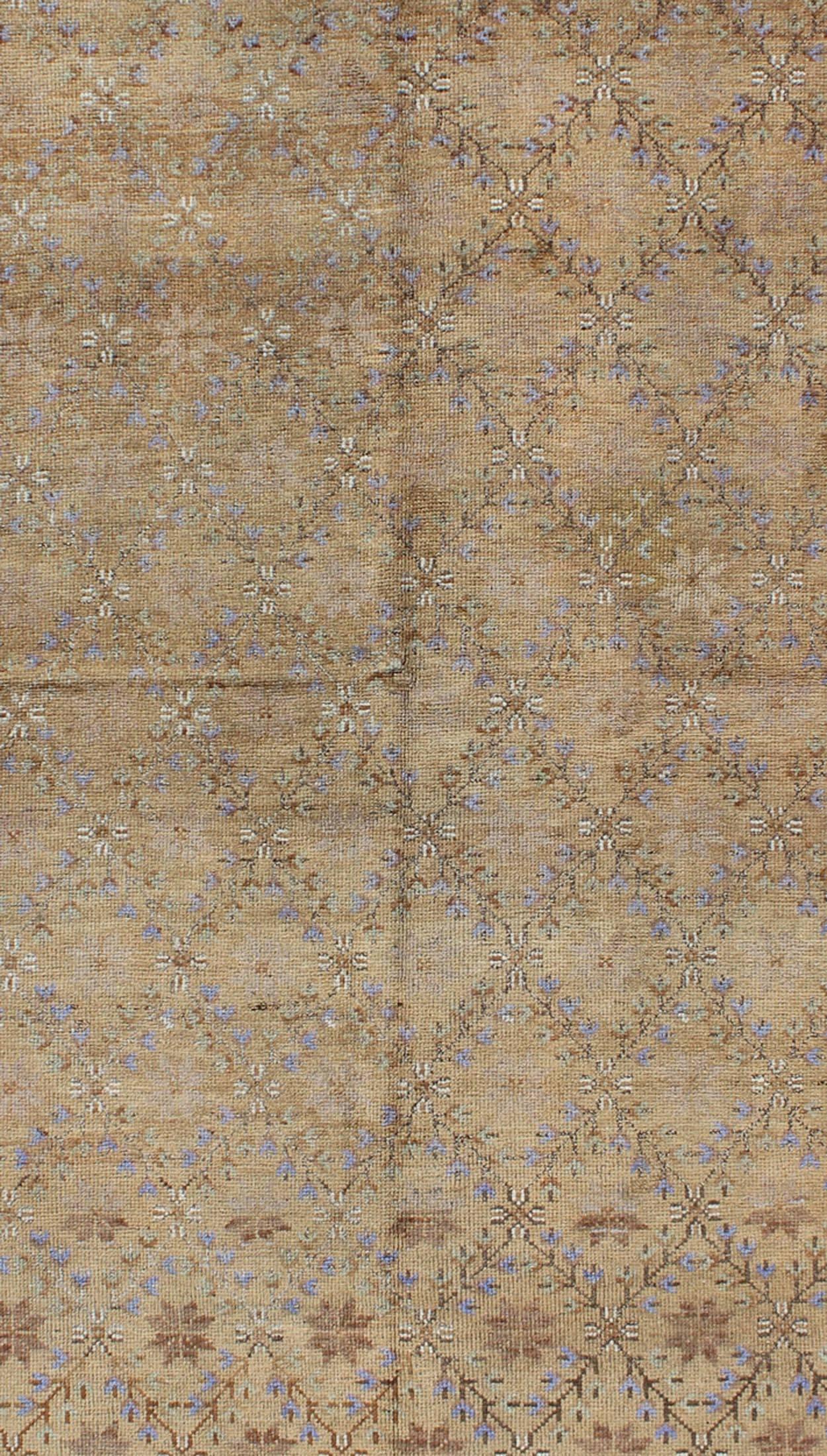 Türkischer Oushak-Teppich mit All-Over-Design und neutralen Farben; Tan, Taupe, Icy Blue (Handgeknüpft) im Angebot