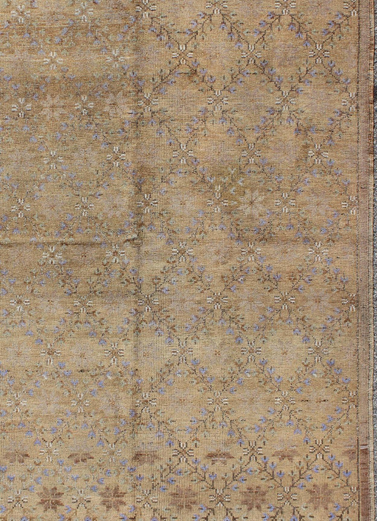 Türkischer Oushak-Teppich mit All-Over-Design und neutralen Farben; Tan, Taupe, Icy Blue im Zustand „Gut“ im Angebot in Atlanta, GA
