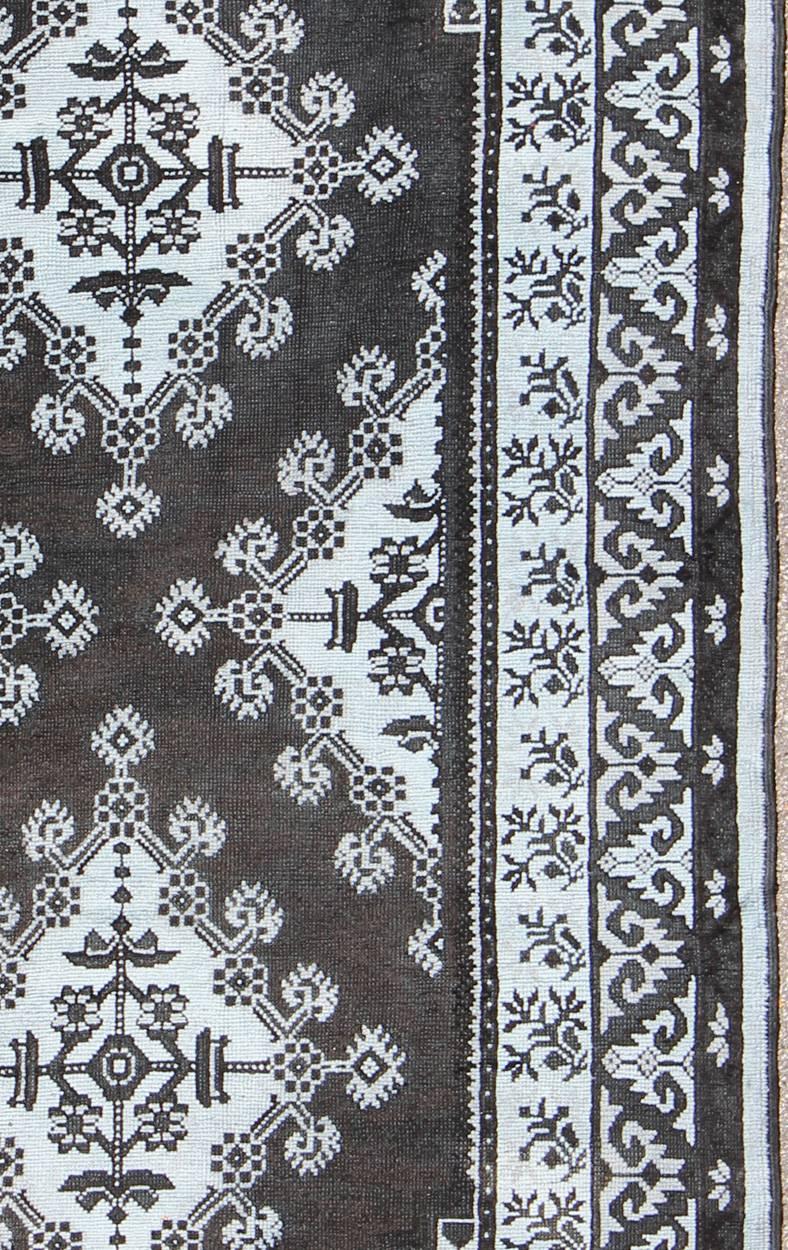 Marokkanischer Vintage-Teppich mit geometrischem Design und Stammesmotiv in Schwarz und Grau (Handgeknüpft) im Angebot