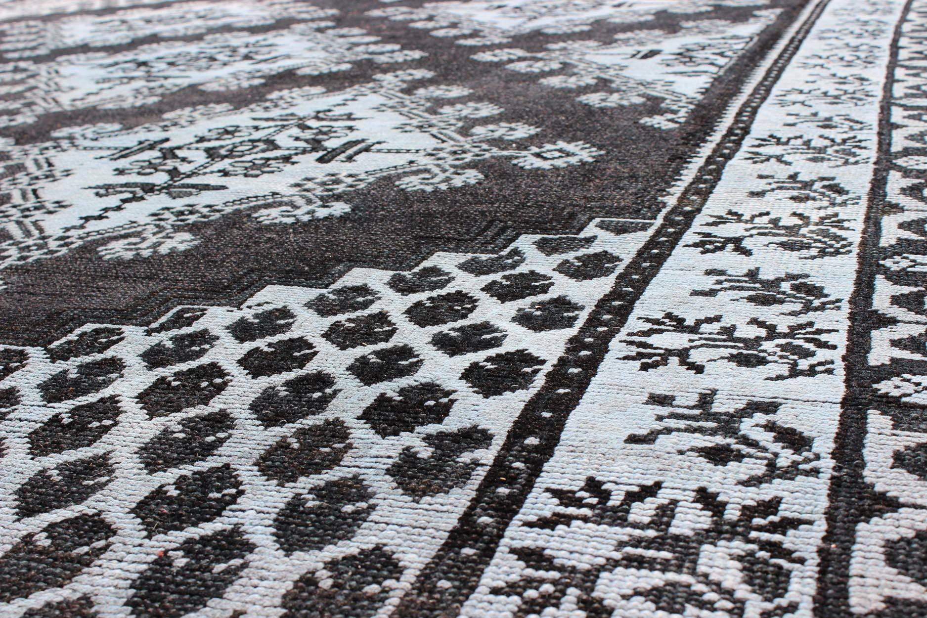 Marokkanischer Vintage-Teppich mit geometrischem Design und Stammesmotiv in Schwarz und Grau (Stammeskunst) im Angebot